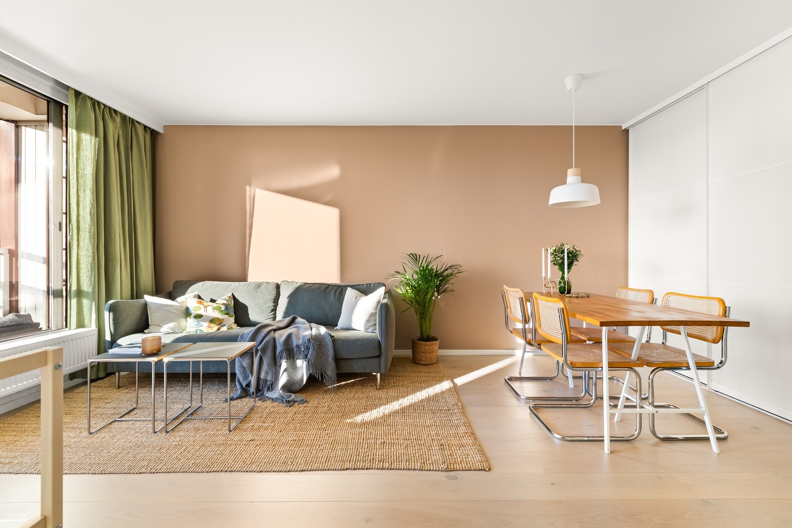 Oppvarming med radiatorer fra fjernvarmeanlegg. Det er radiator i stue/kjøkken og på soverommet. Galleribilde
