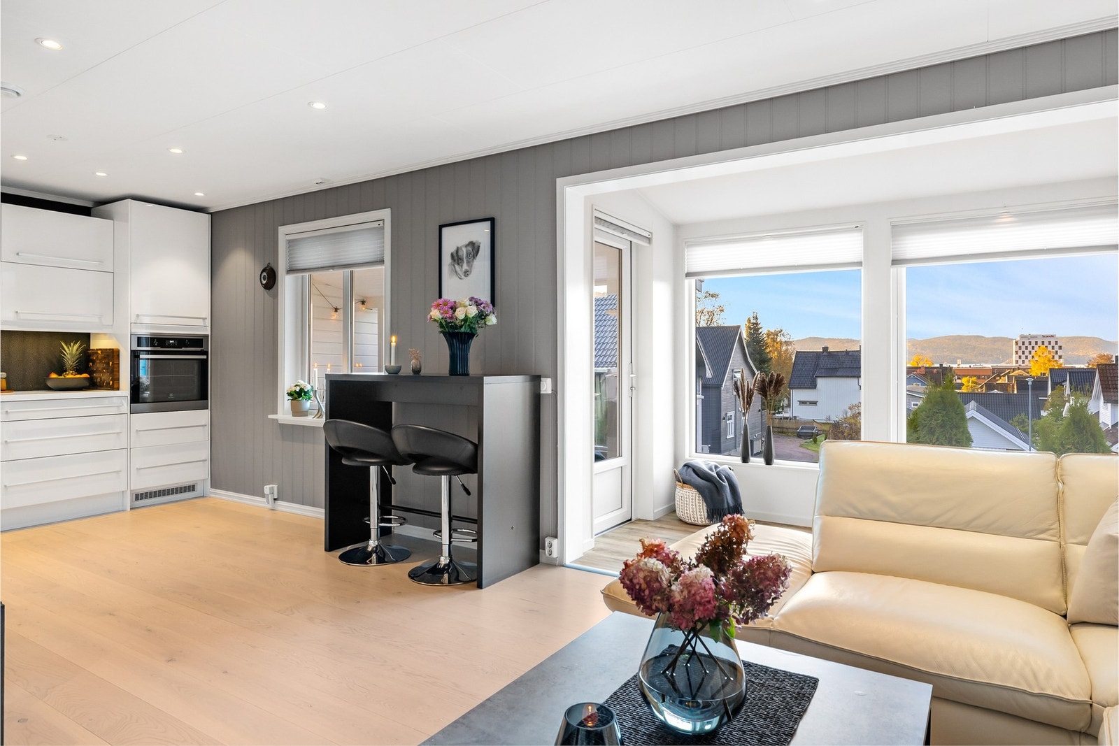 Oppvarmingen skjer via elektrisitet og vedfyring, og leiligheten er tilknyttet balansert ventilasjonsanlegg. Galleribilde