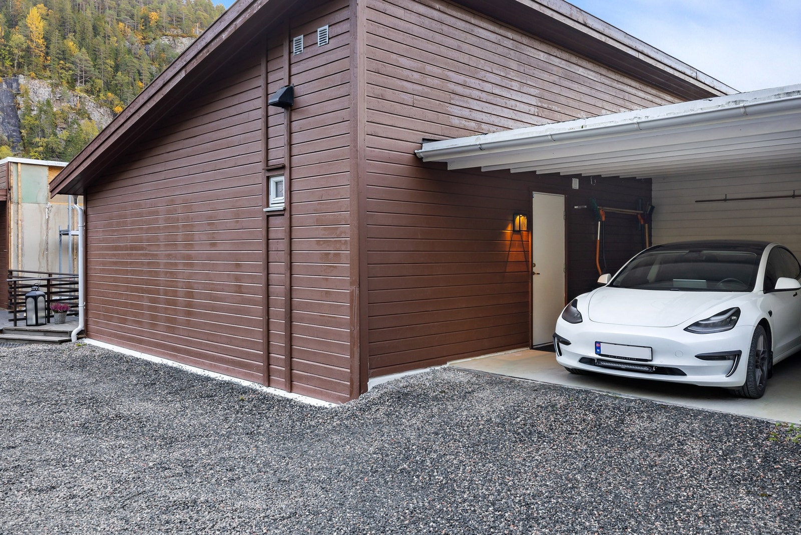 I carporten ble det i 2021 montert elbillader, utført av faglært Galleribilde