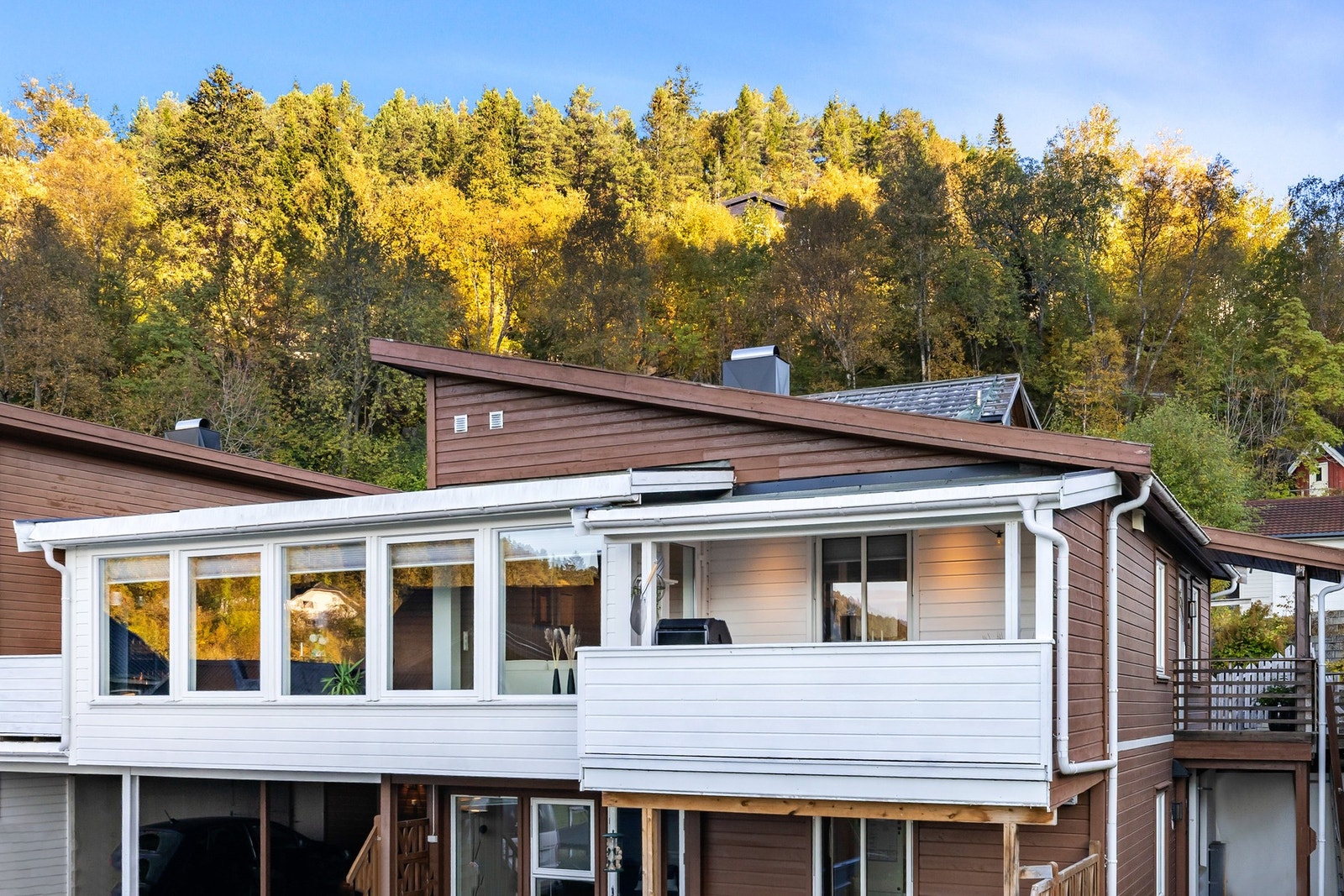 Leilighet i 2. etasje i horisontaldelt tomannsbolig med byggeår 2004, senere tilbygd med større stue og ny balkong i 2018 Galleribilde