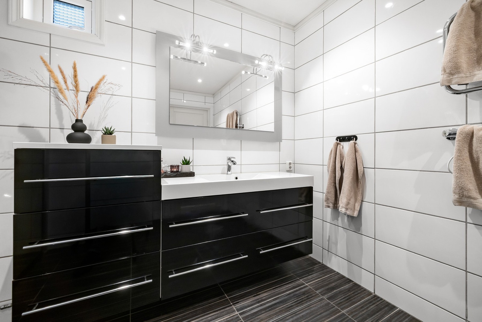 Hulltaking er foretatt fra bod/teknisk rom bak dusjsonen uten å påvise unormale forhold. Fuktkvotemåling (vekt%) i konstruksjonen ble målt til 0. Dette i følge taktsmanns tilstandsrapport. Galleribilde