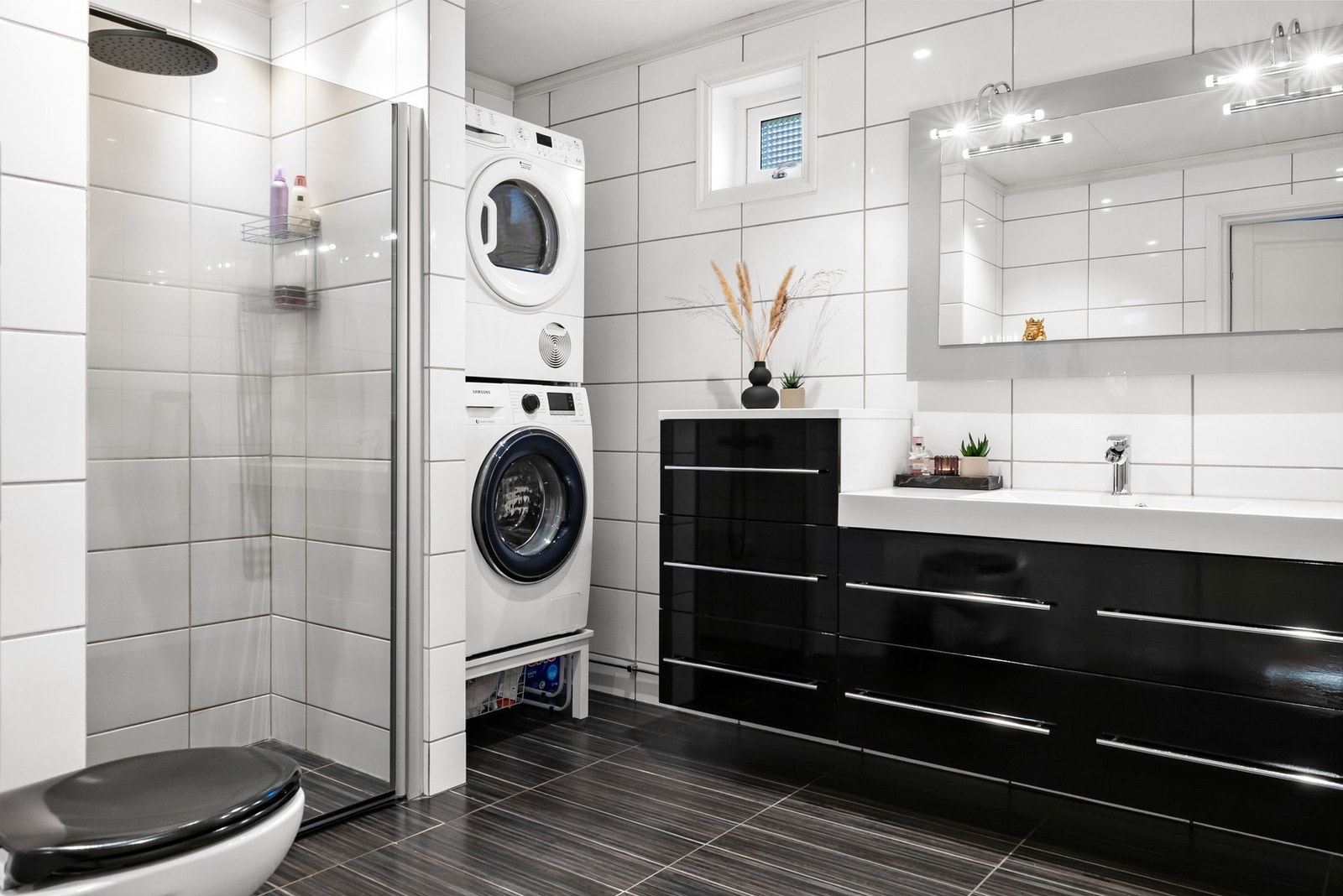 Moderne bad, renovert i 2010 av faglært håndverker, med oppvarming via varmekabler og ventilasjon tilknyttet balansert ventilasjonsanlegg. Galleribilde