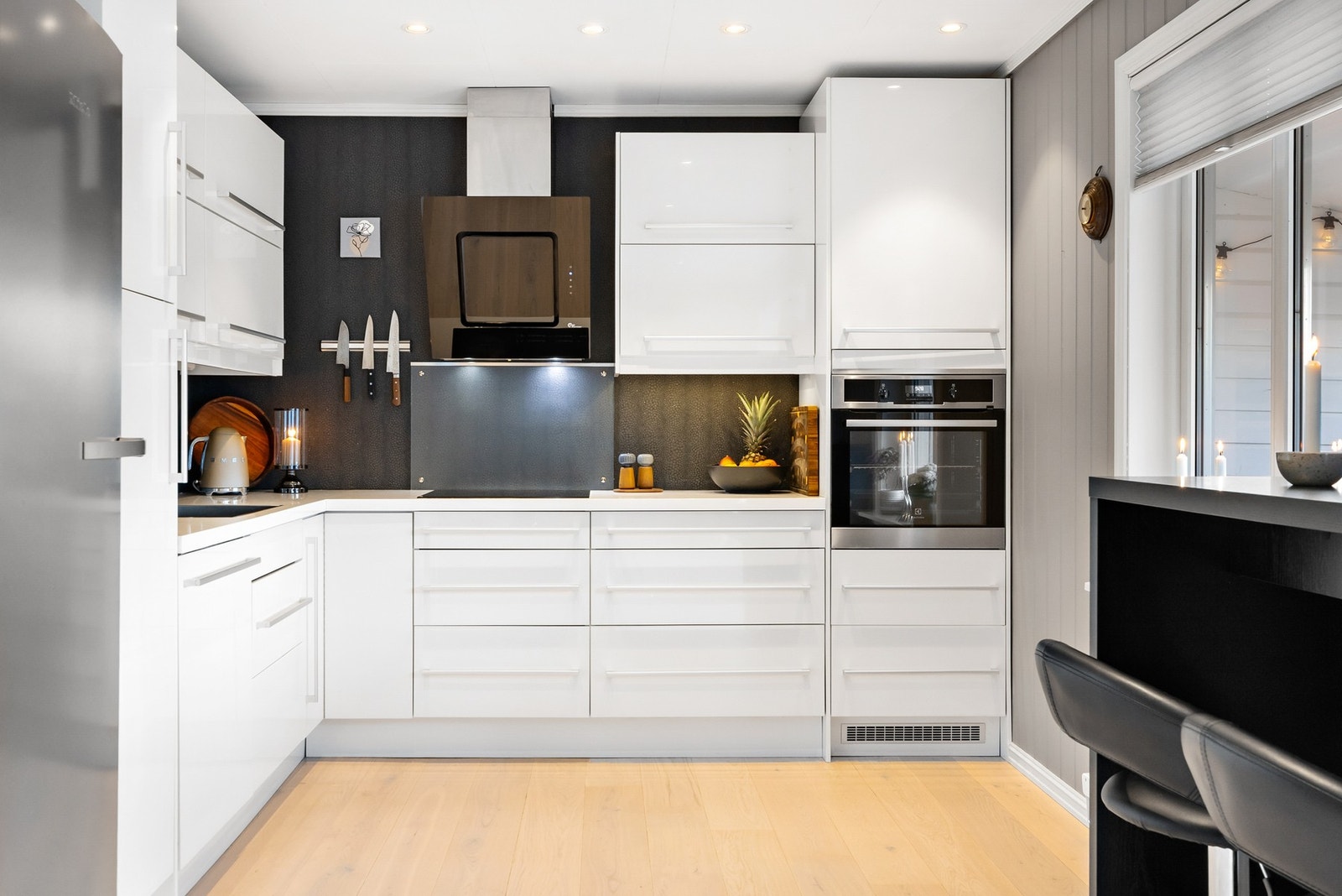 Moderne kjøkken med som har integrert oppvaskmaskin og stekeovn. Galleribilde