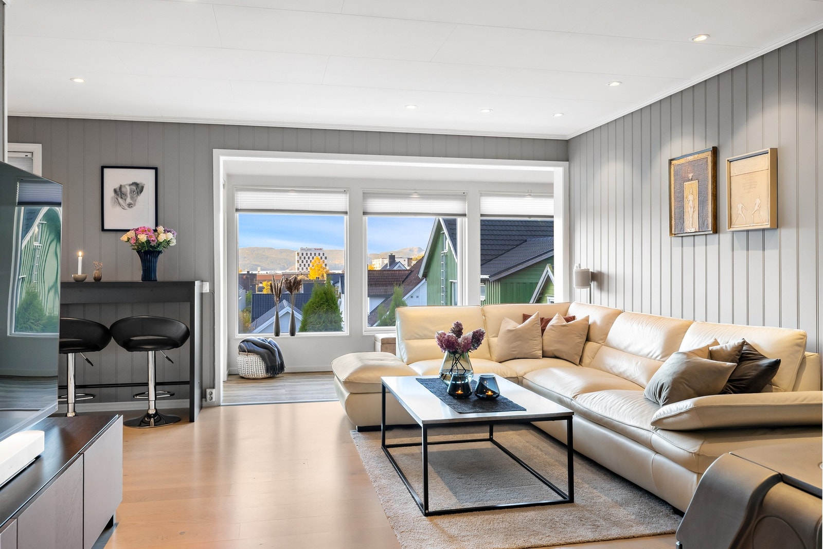 Store vindusoverflater gir et natrulig lysinslipp i leiligheten. Galleribilde