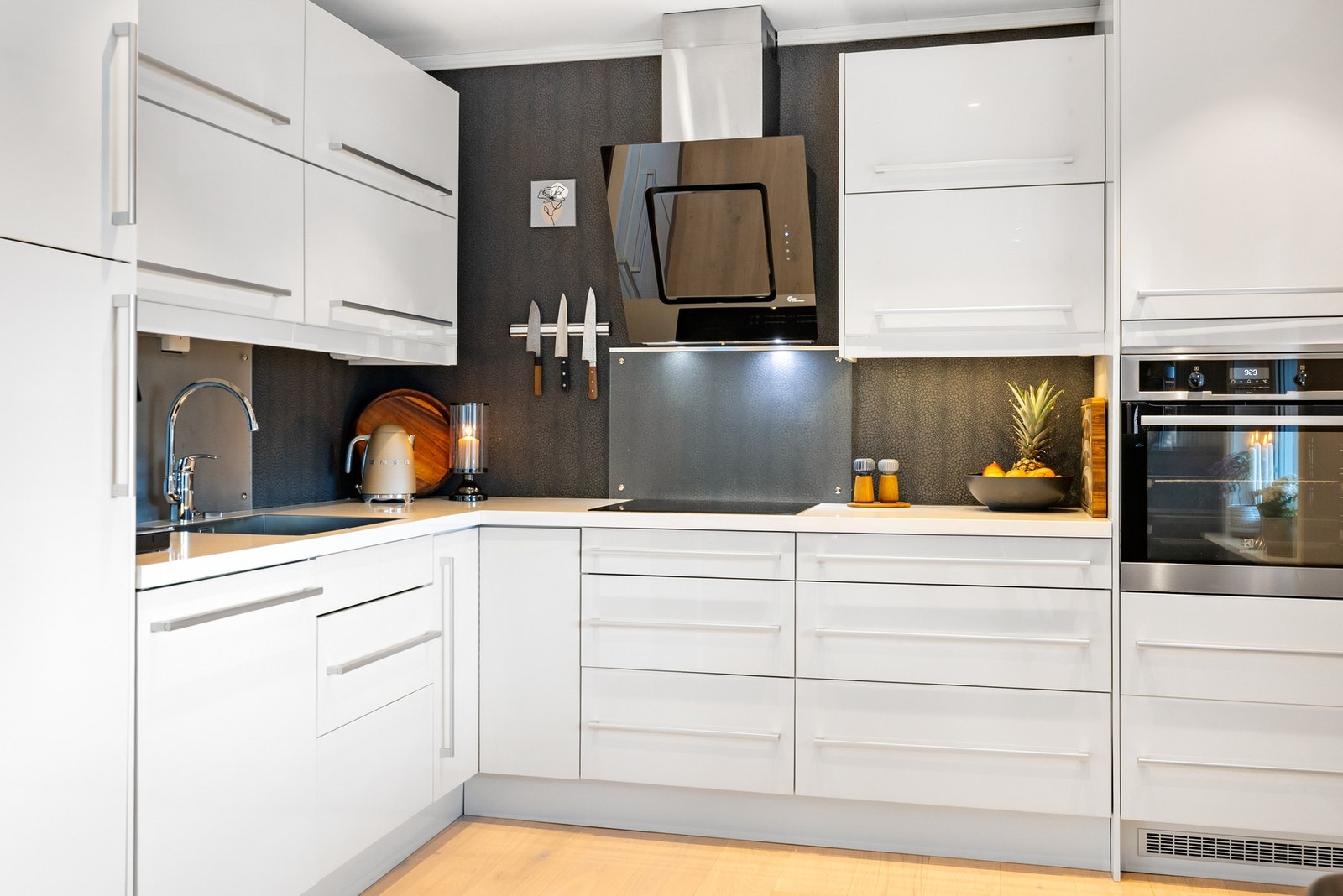 Godt med skap- og benkeplass. Galleribilde