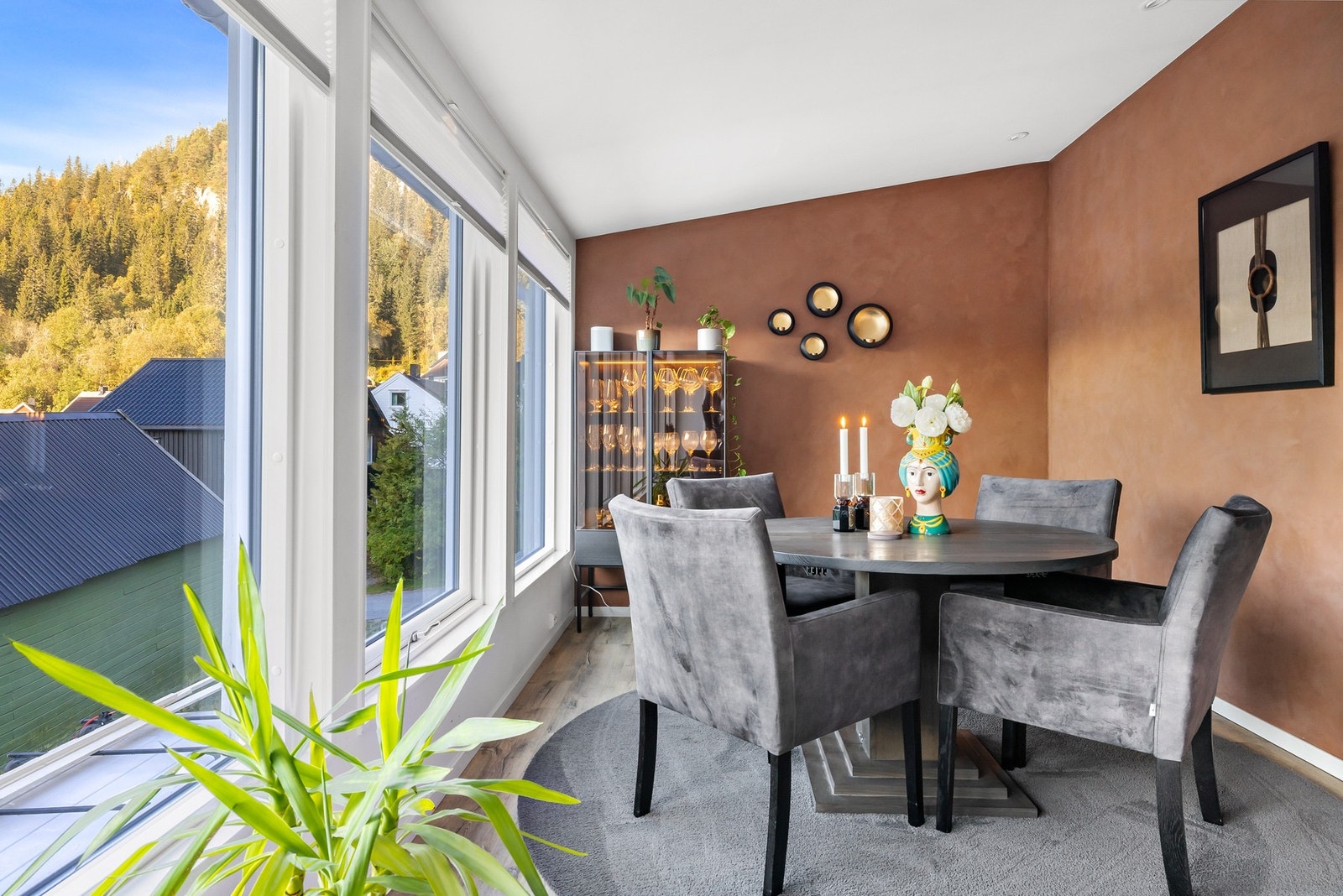 Koselig spisestue som er en del av tilbygget, modernisert i 2018. Galleribilde