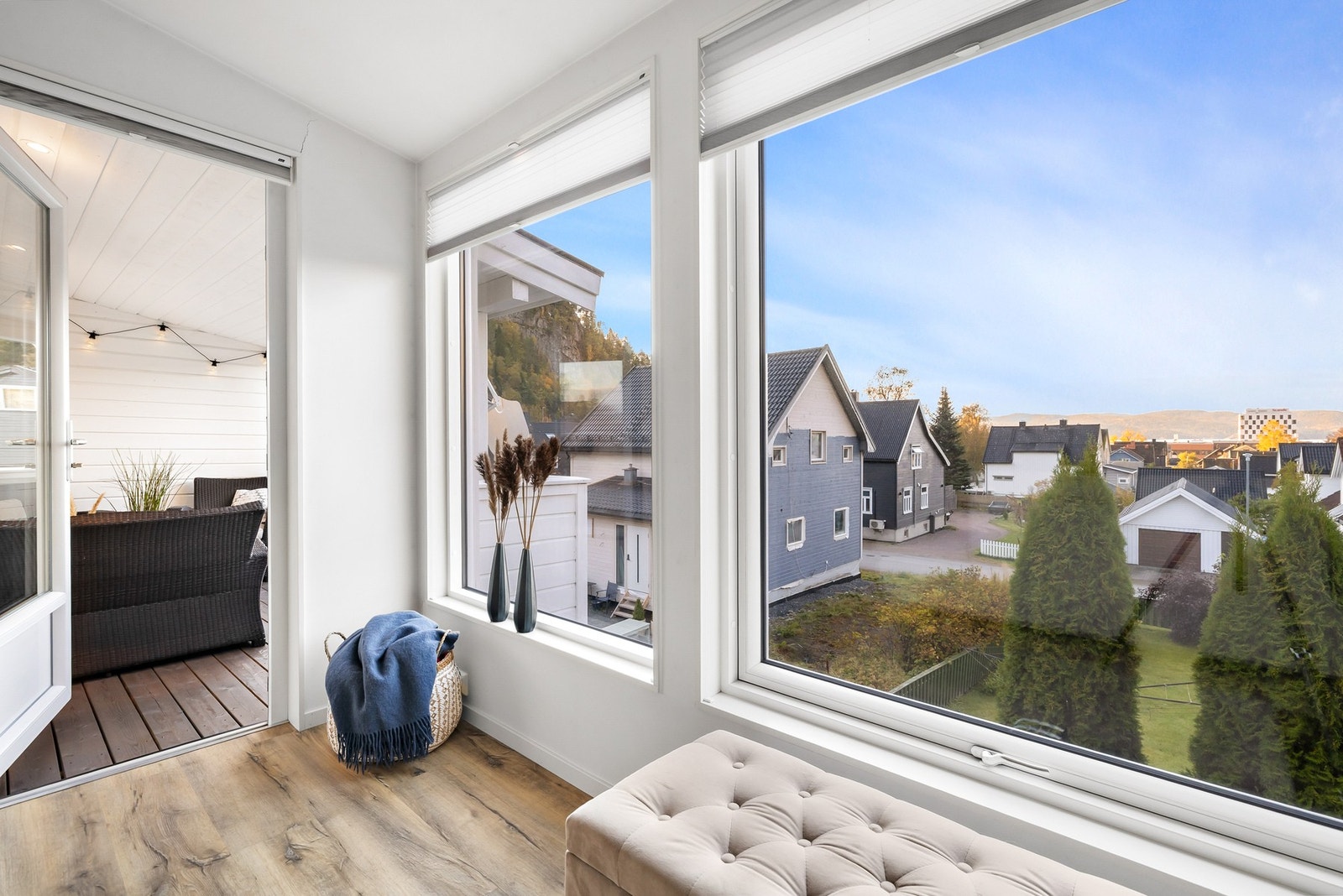 Bygningen har malte trevinduer med 2-lags glass fra byggeåret, samt PVC-vinduer med 2-lags glass fra 2018 vurdert til TG1 i takstmannens tilstandsrapport. Galleribilde