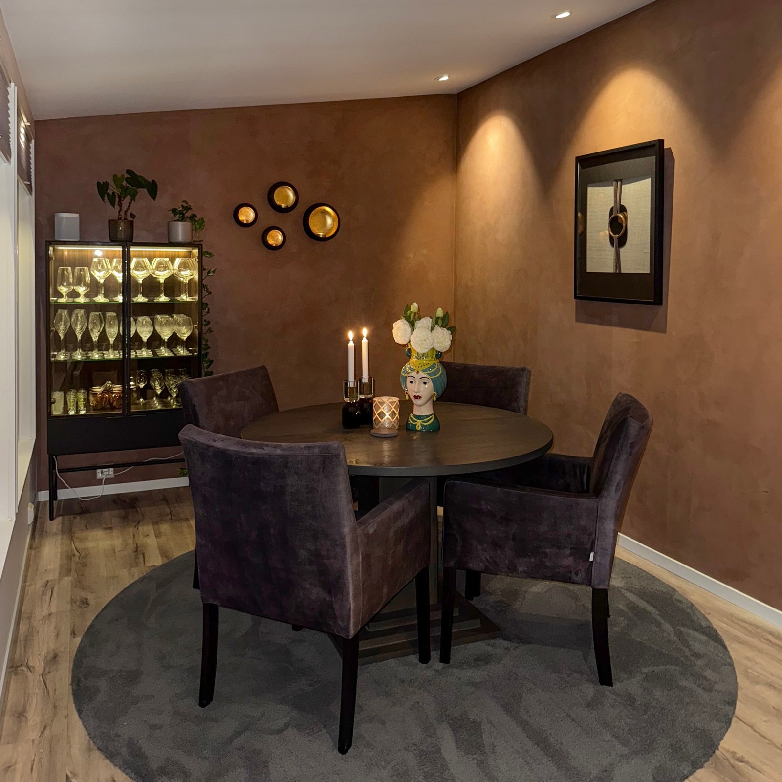 Kveldsfoto tatt av eier for å vise den pene spisestua. Galleribilde