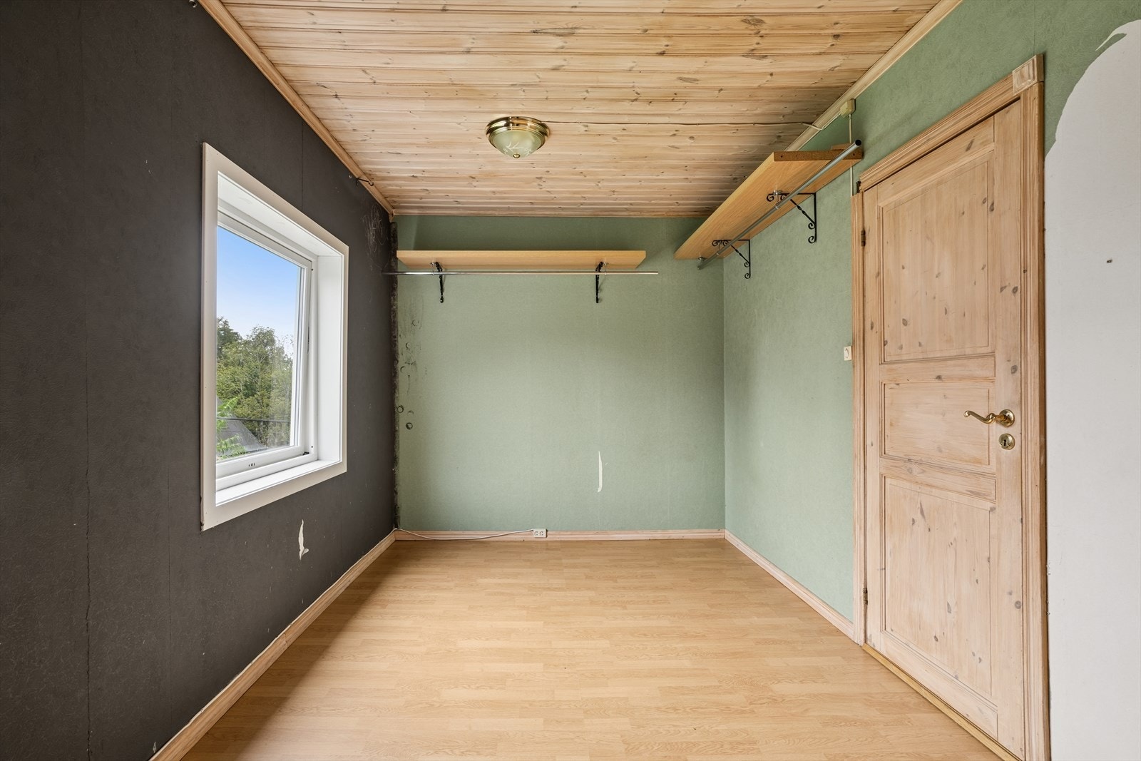 Boligen har tre soverom, et i 1.etg og to i 2.etg. Galleribilde