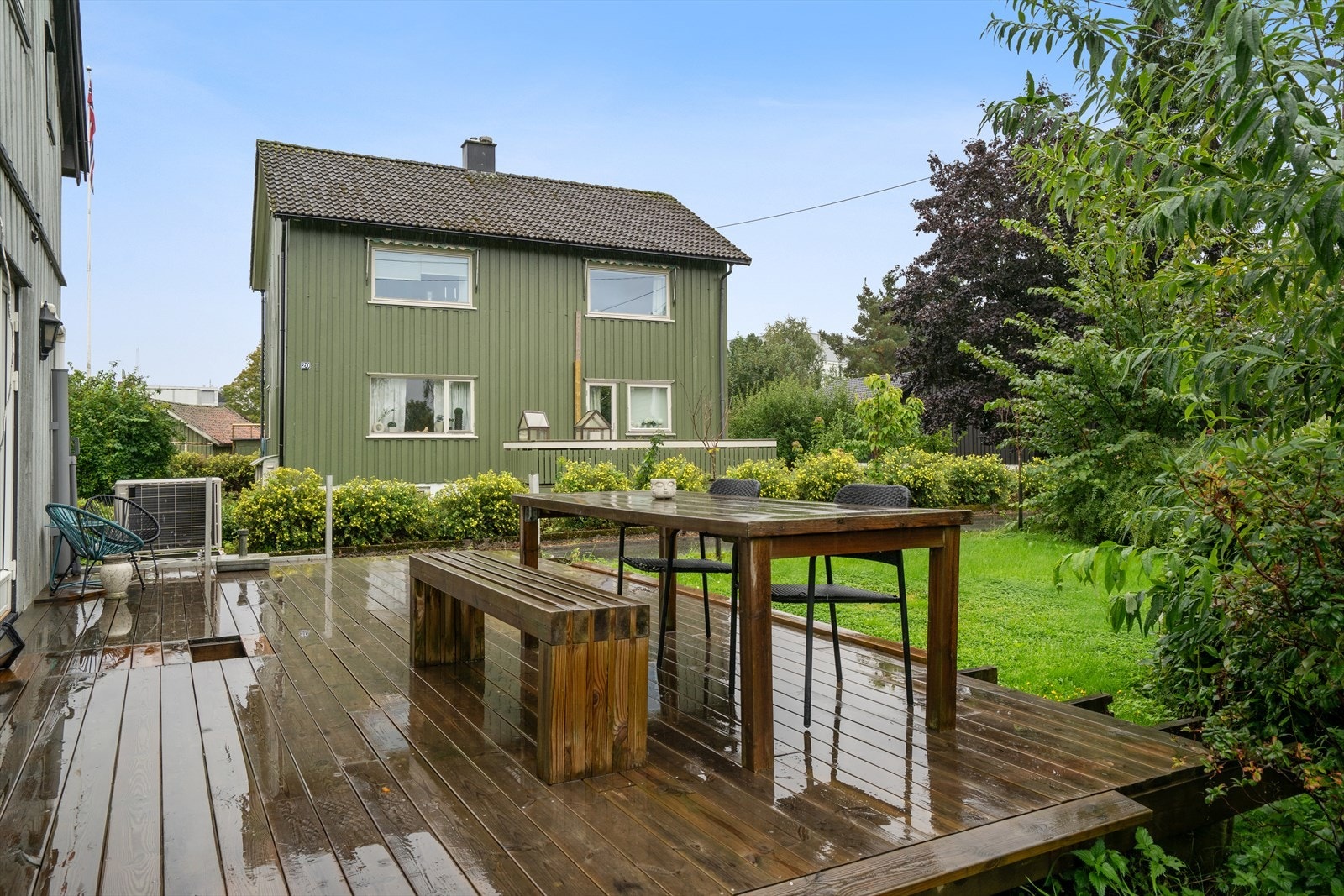 Boligen har en stor terrasse som i dag mangler ferdigstillelse med nytt rekkverk. Galleribilde