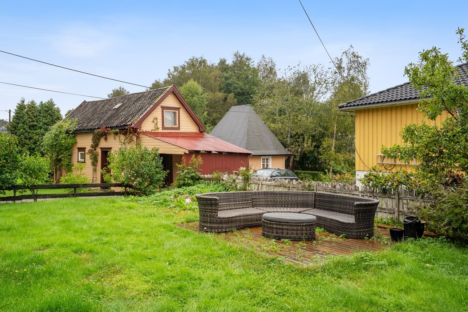 Boligen har en stor og romslig hage med nok av boltreplass som de små kan leke i. Galleribilde