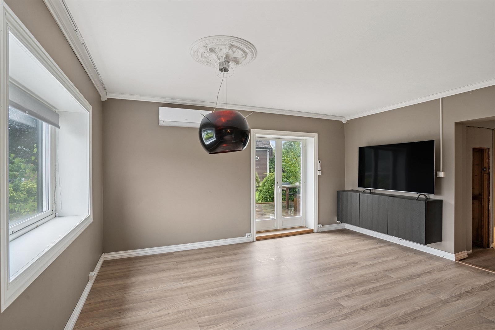 Her er det også montert en praktisk varmepumpe. Store vindusflater som inn rikelig med lys. Galleribilde