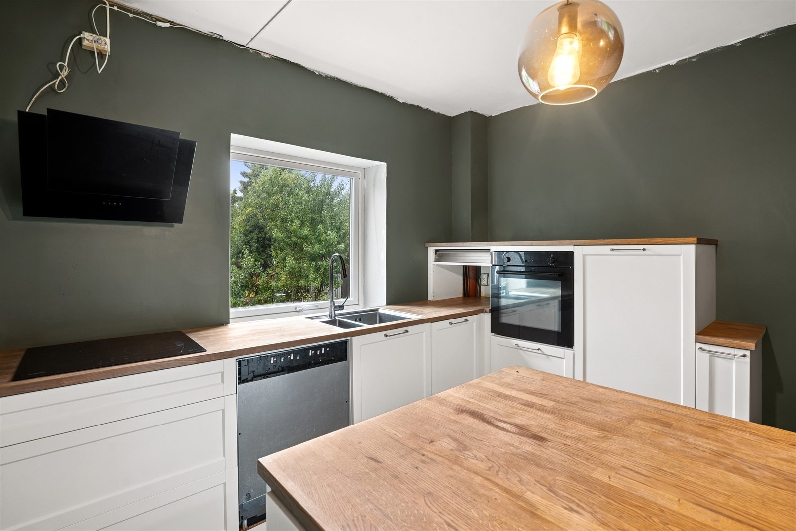 Kjøkkenet har bra med skap og benkeplass. Galleribilde