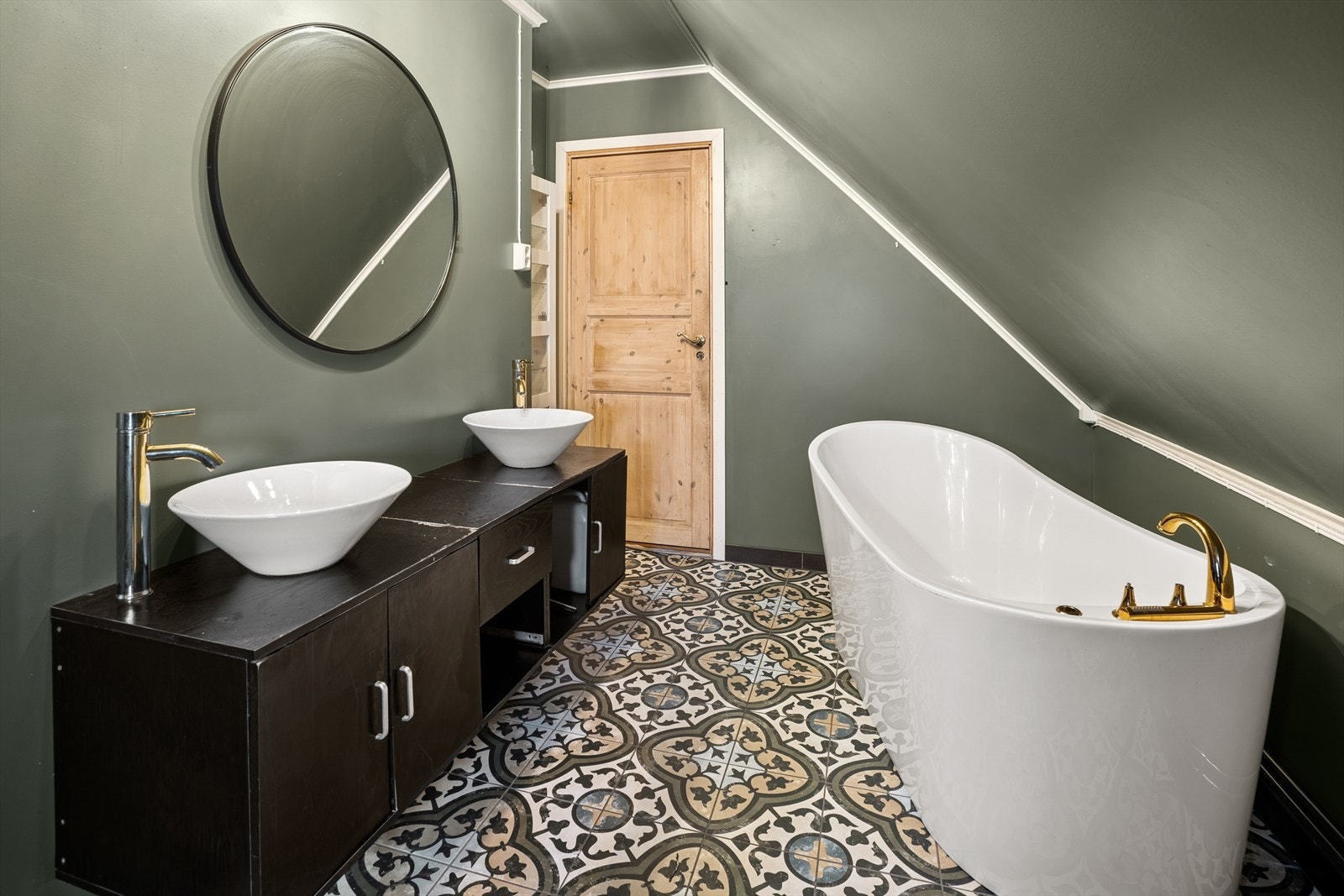 Baderomsinnredning bestående av to servanter, speil, wc og benkeskap. Badekaret er defekt og frakoblet. Galleribilde