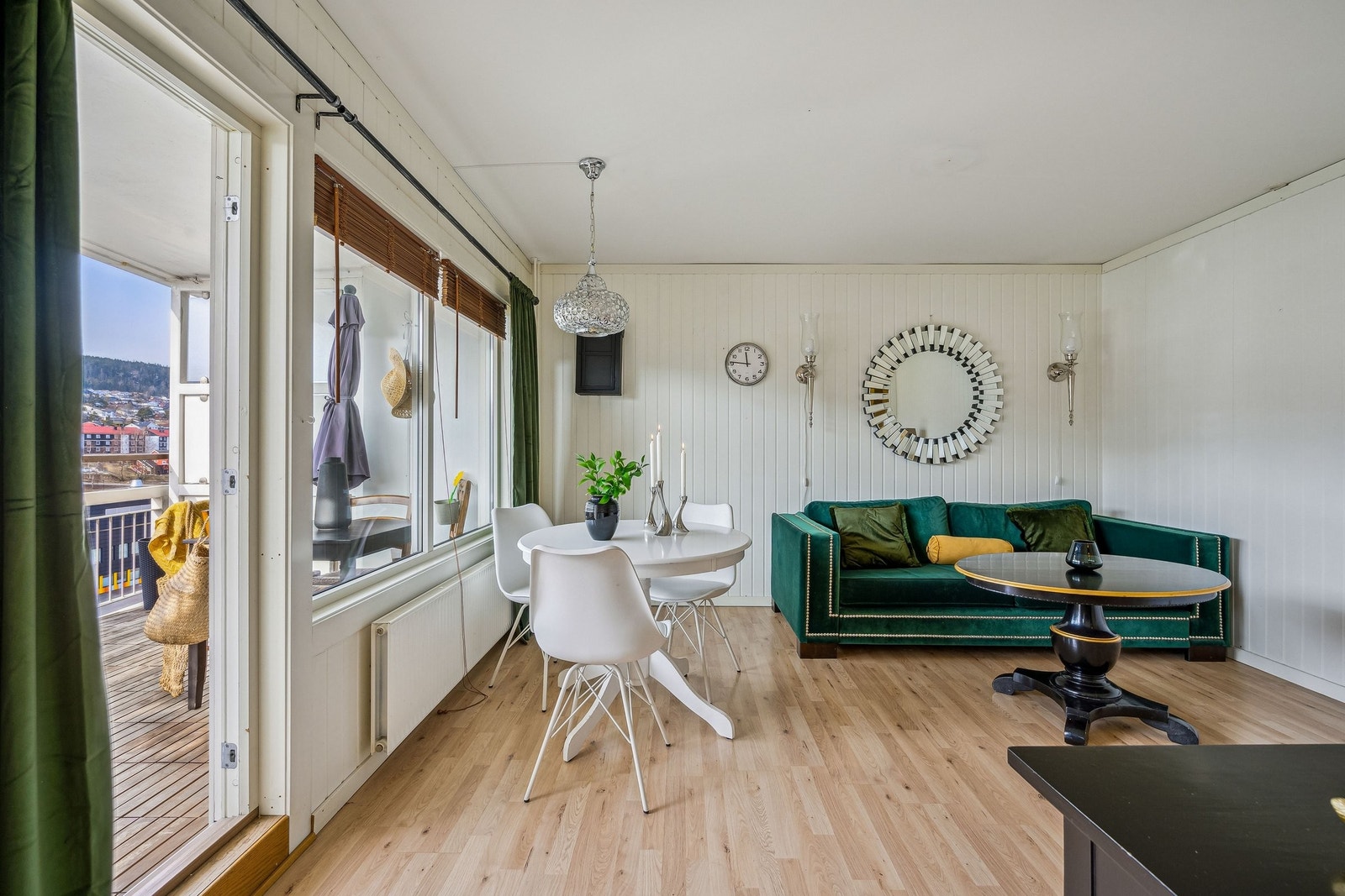 Stuen har en åpen løsning fra kjøkkenet. Galleribilde