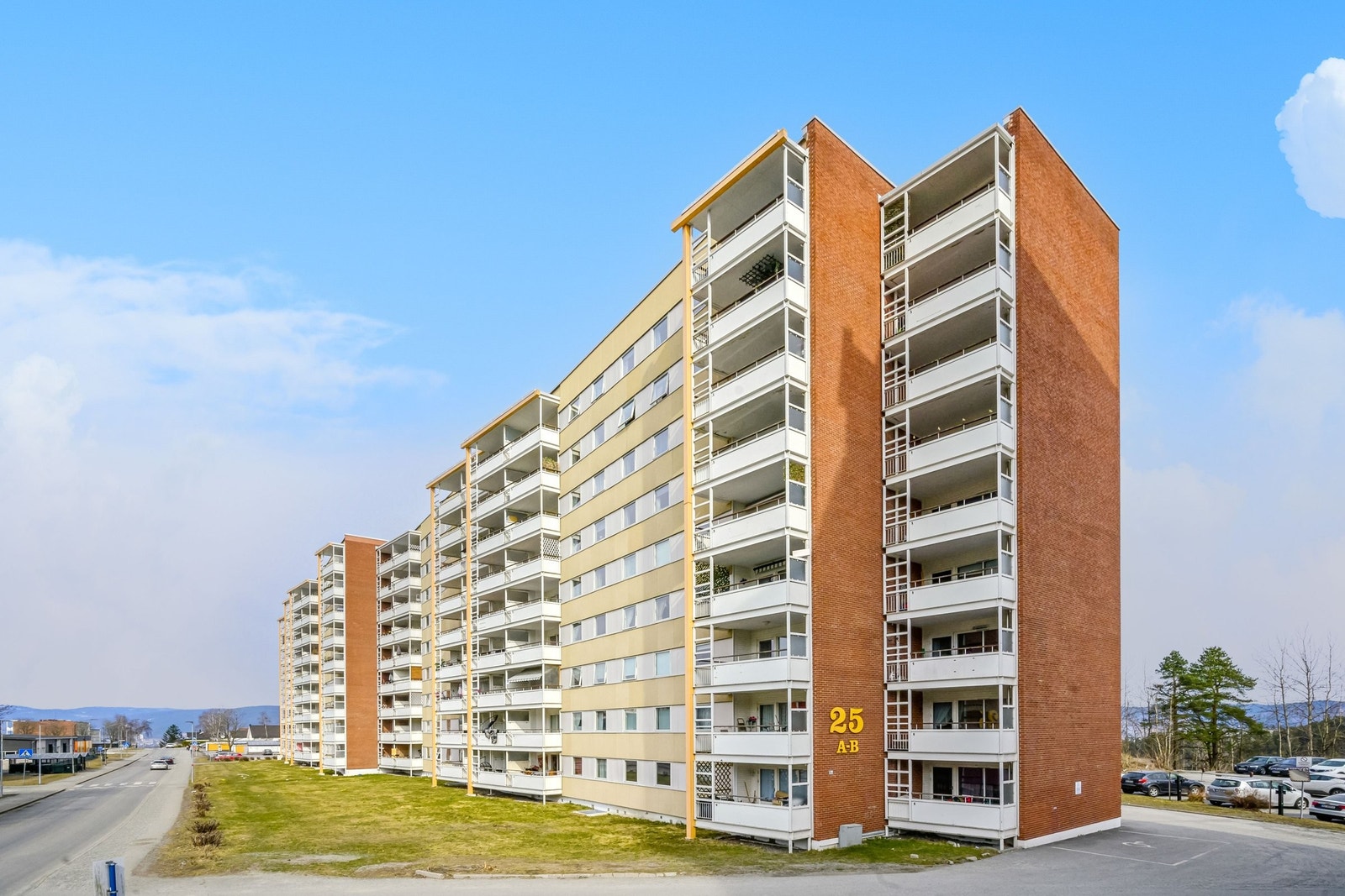 Flott beliggenhet i vennlig nabolag på Fjell. Leiligheten ligger i åttende etasje i en bygning fra 1974 med heis, felles vaskerom og kjellerbod. Galleribilde