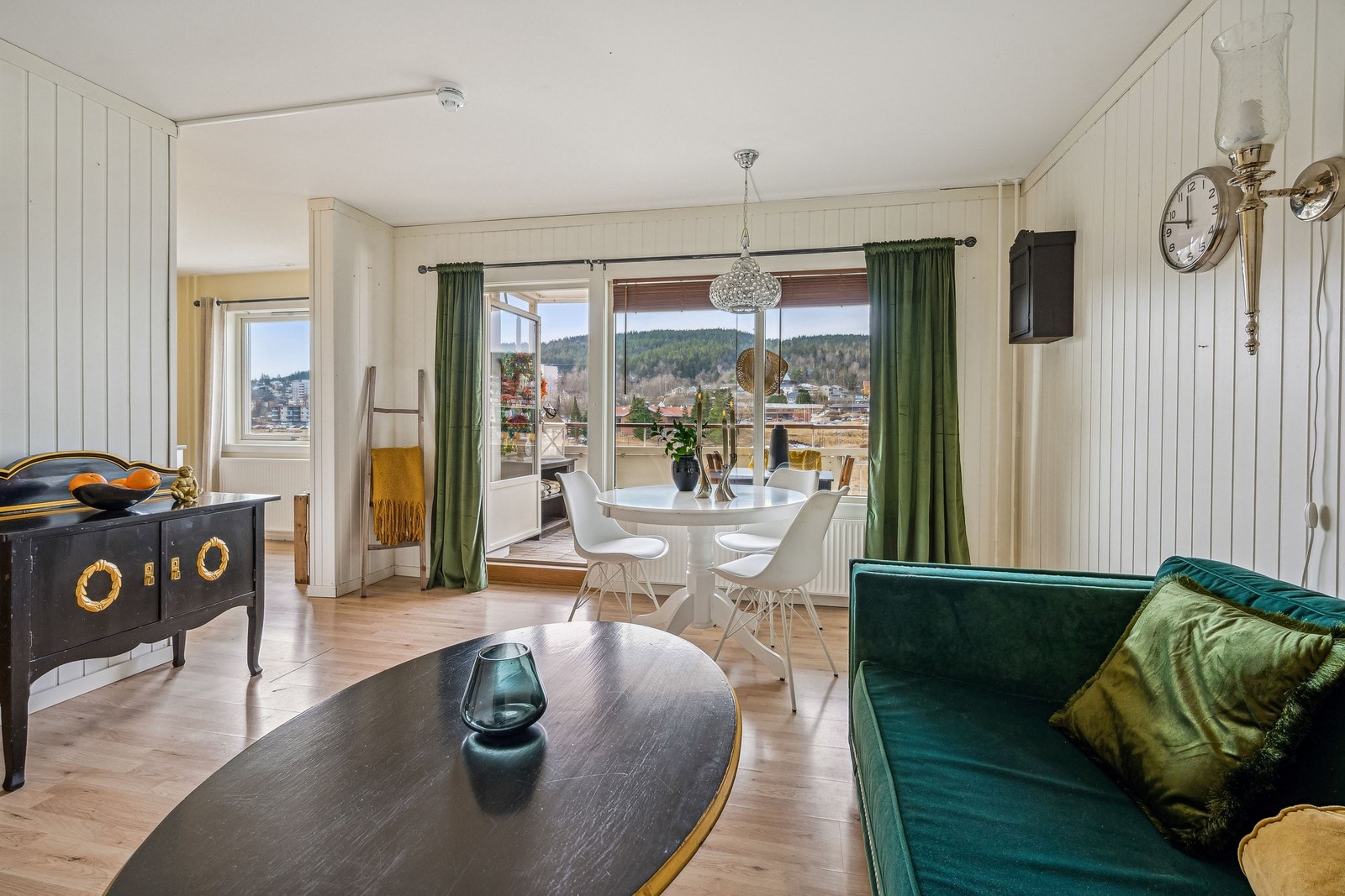 Stuen har en åpen løsning mot kjøkkenet som skaper en luftig og lys atmosfære. Galleribilde