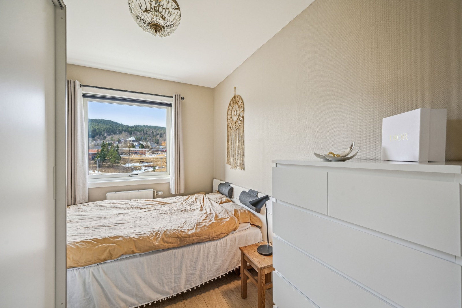 Store vinduer gir godt lysinnslipp dagtid, og beliggenheten i høyden sikrer frisk luft for en god natts søvn. Galleribilde