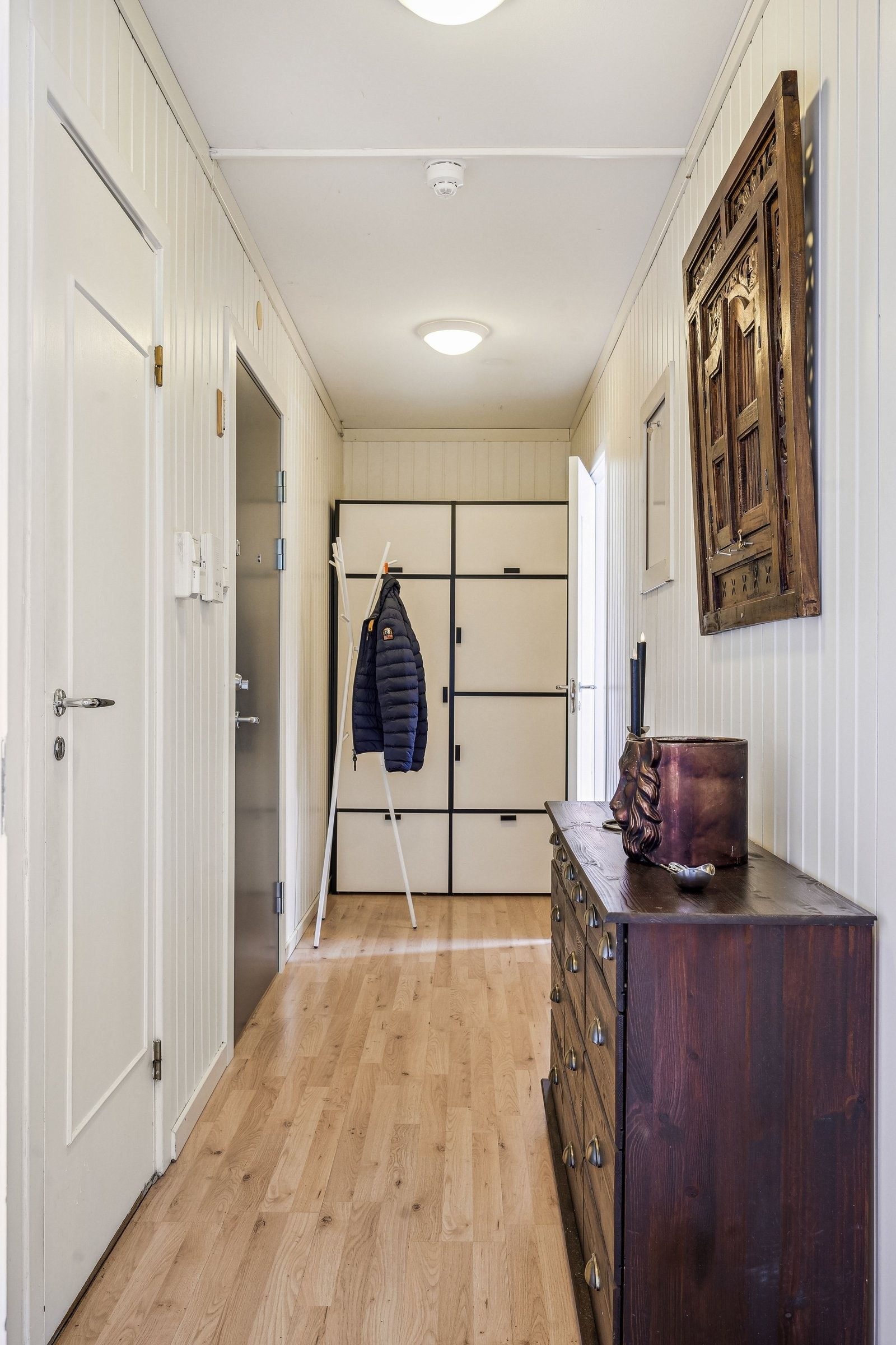 I entreen er det plass til garderobeskap og oppbevaring. Galleribilde