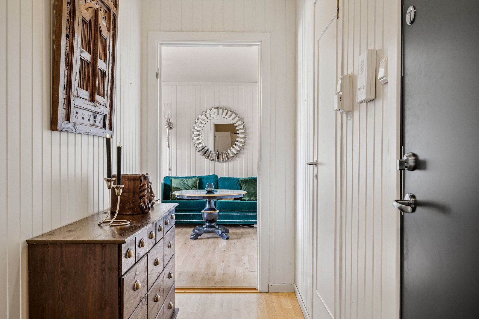 Innbydende og romslig entré med lys parkett gir et moderne og helhetlig preg. Galleribilde