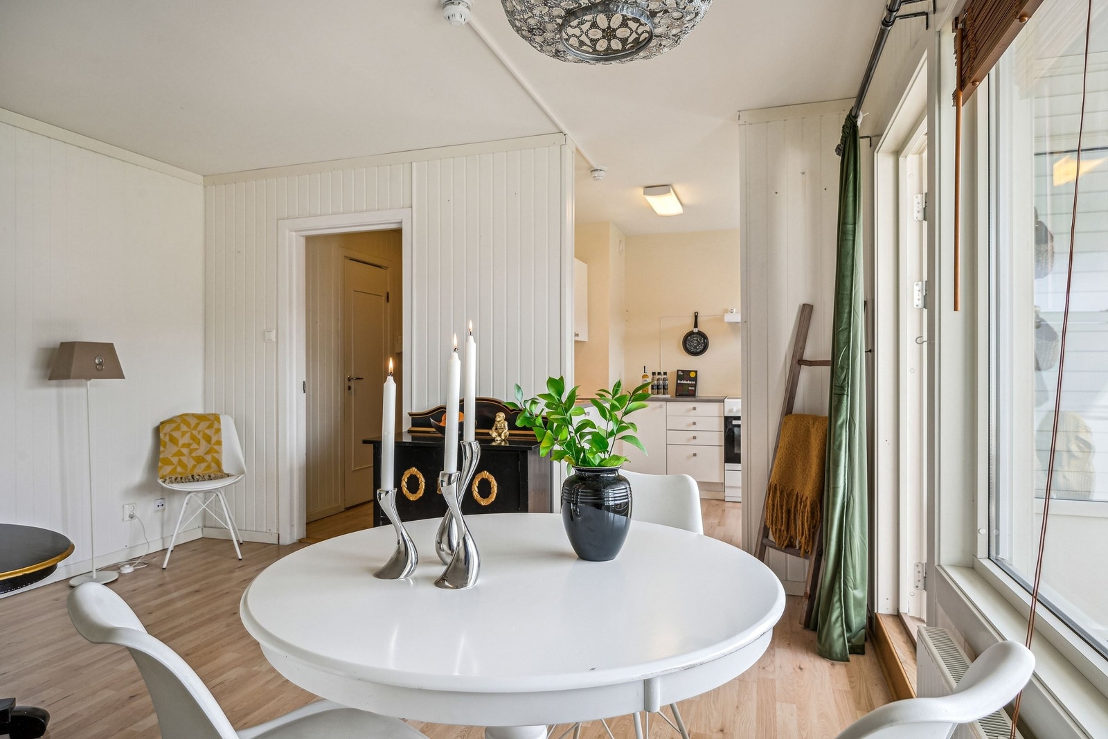 Stue med koselig spiseplass for familie og venner med store vinduer som slipper inn mye naturlig lys. Galleribilde