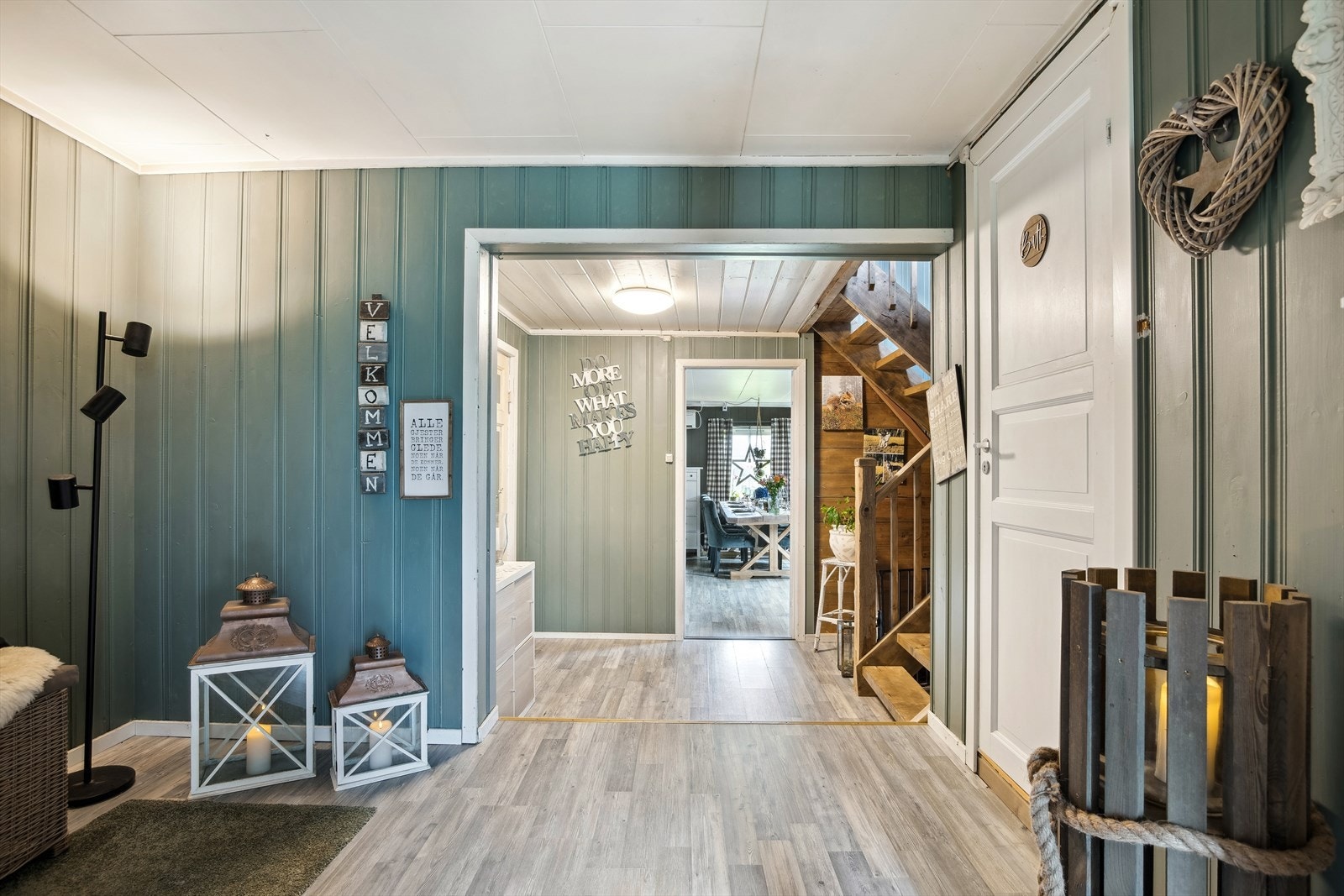 Romslig inngangsparti ønsker deg velkommen inn i boligen. Galleribilde