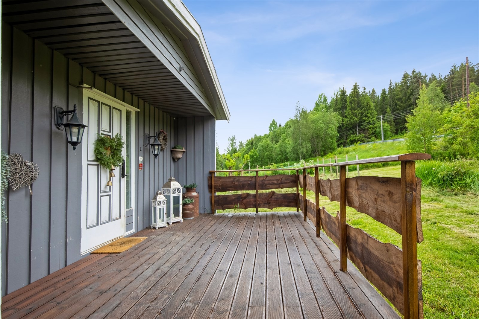 Flott terrasse på ca. 14 kvm ved inngangsparti. Galleribilde