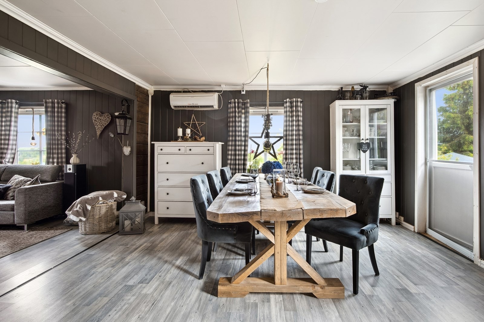 Spisestuen har god plass til langbord med tilhørende stoler. Galleribilde