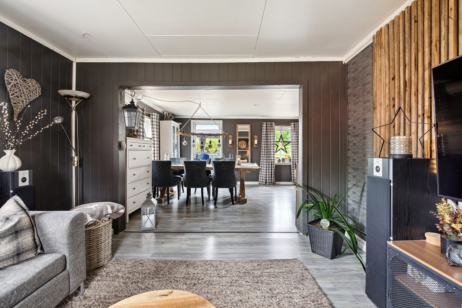 Stuen har åpen løsning til spisestuen. Galleribilde