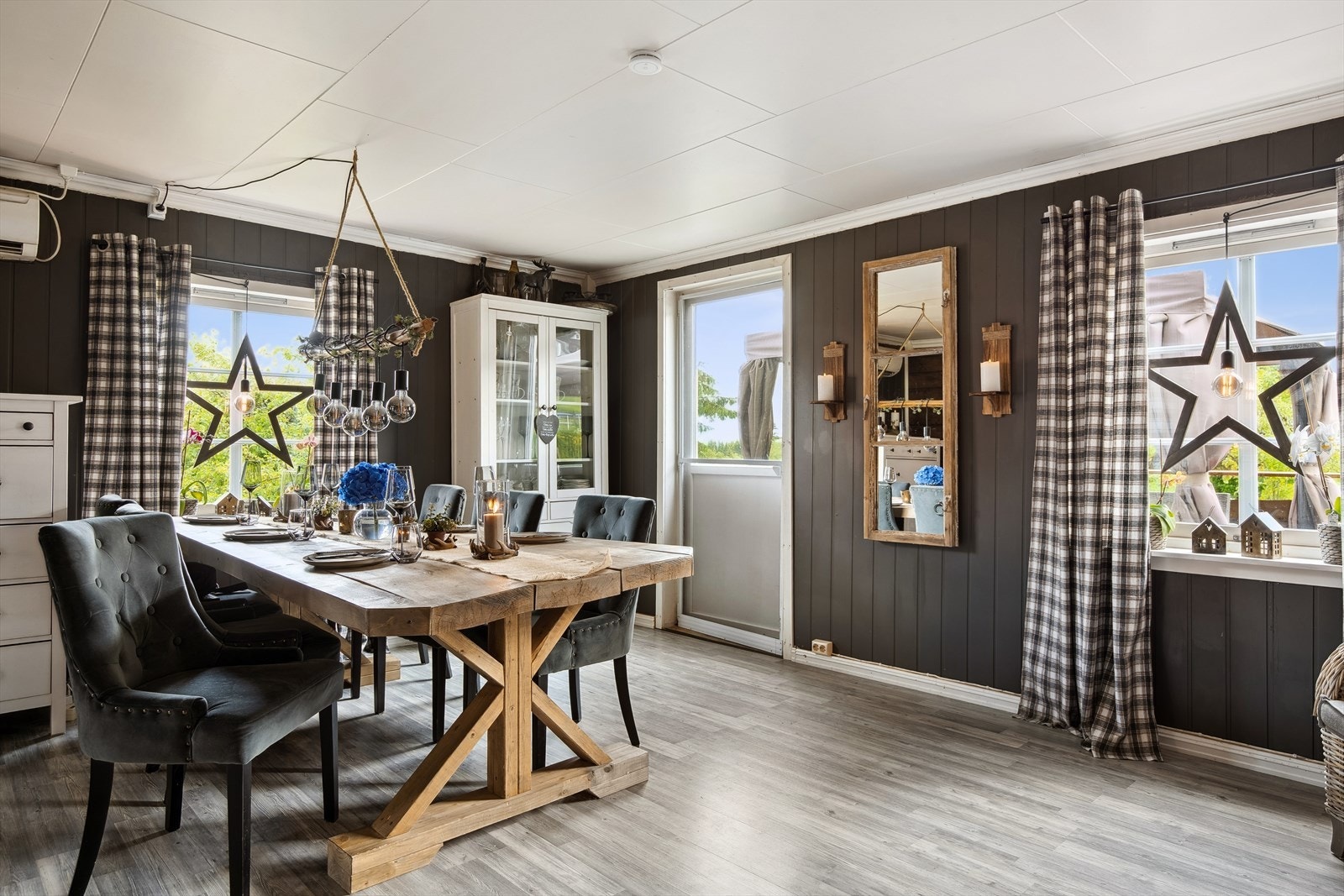 Det er utgang til en romslig terrasse fra spisestuen. Galleribilde