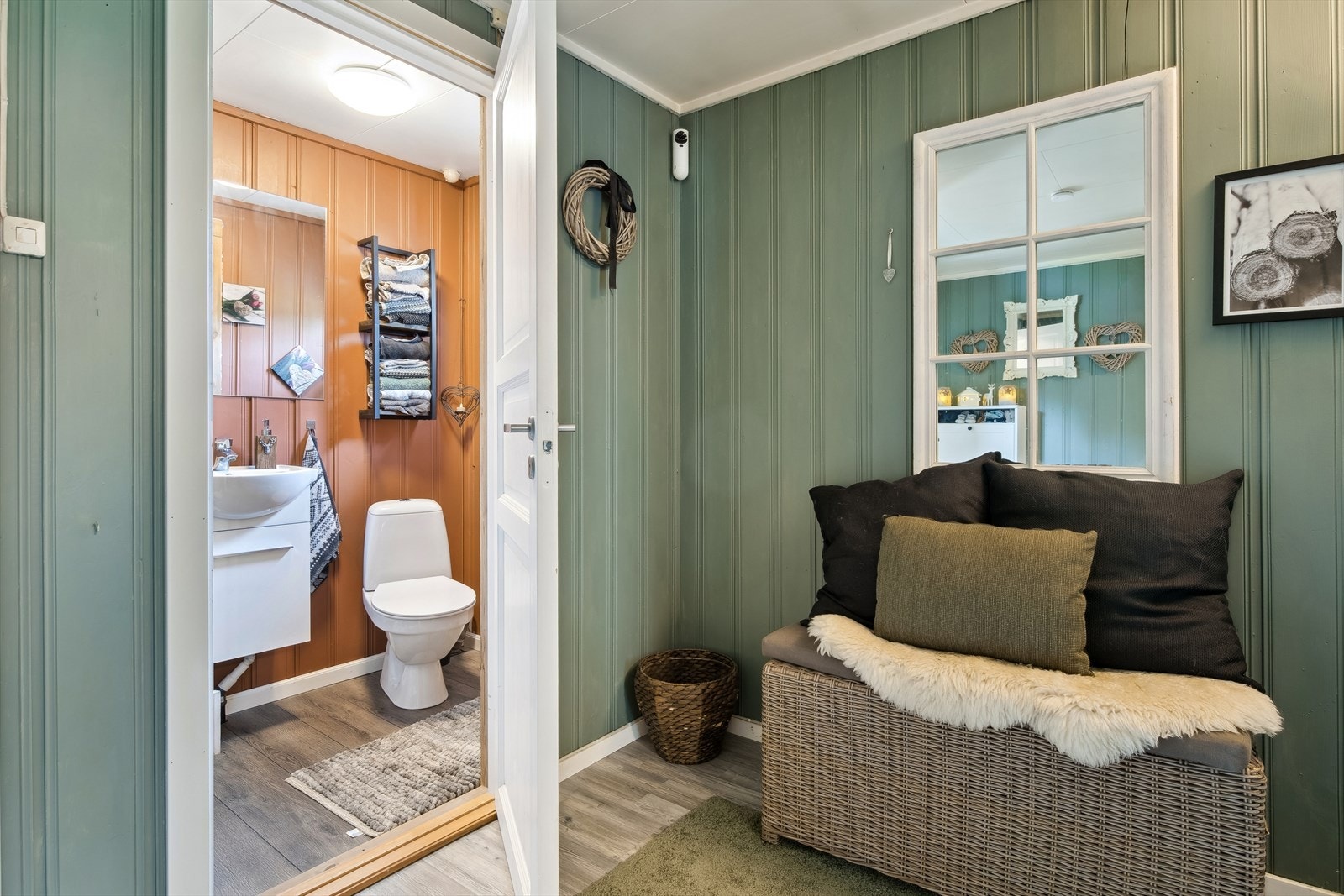 Praktisk toalettrom med toalett og servant. Galleribilde