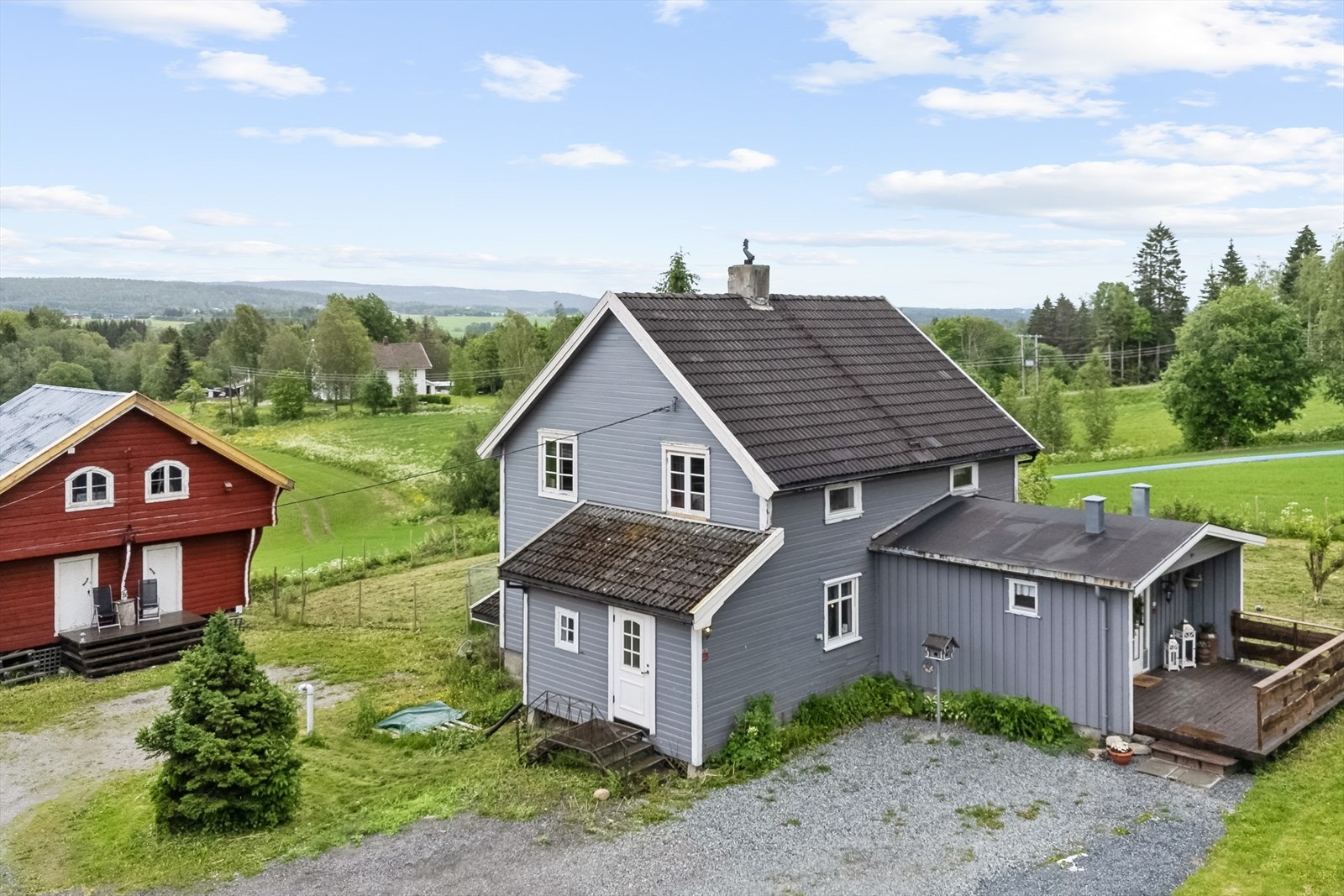 Småbruket ligger i et rolig, trygt og barnevennlig boligområde på Brårud i Nes kommune. Galleribilde