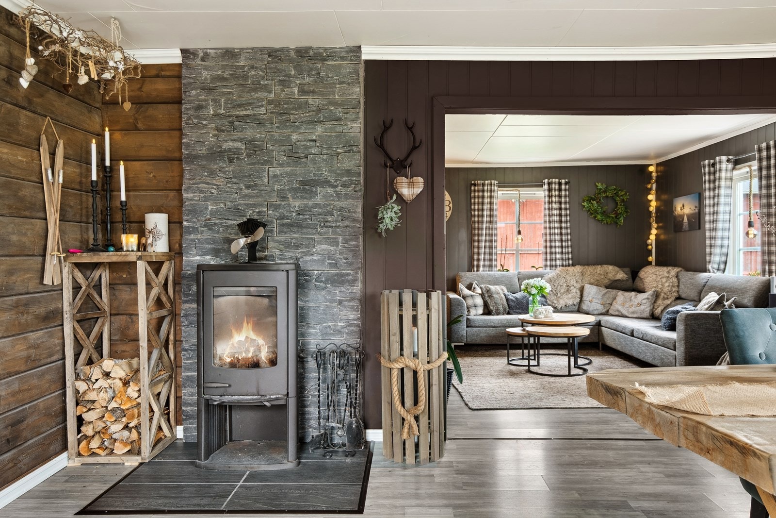 I spisestuen er det en hyggelig peis som varmer godt på kjøligere kvelder. Galleribilde