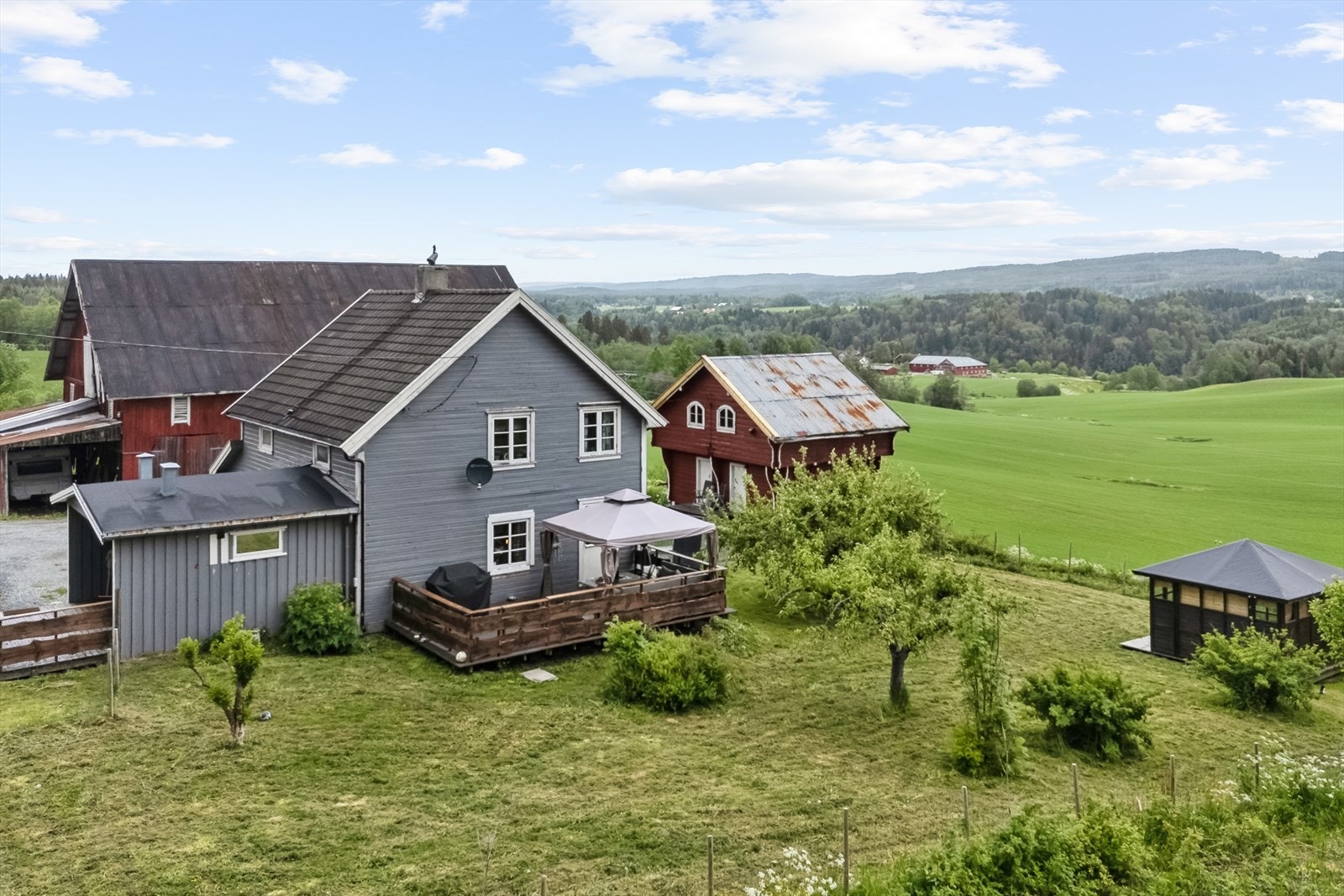 Boligen har flere flotte uteplasser som kan nytes av både store og små. Galleribilde