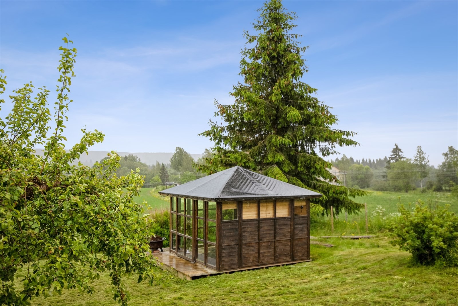 Hyggelig platting i hagen hvor man kan nyte den flotte utsikten. Galleribilde