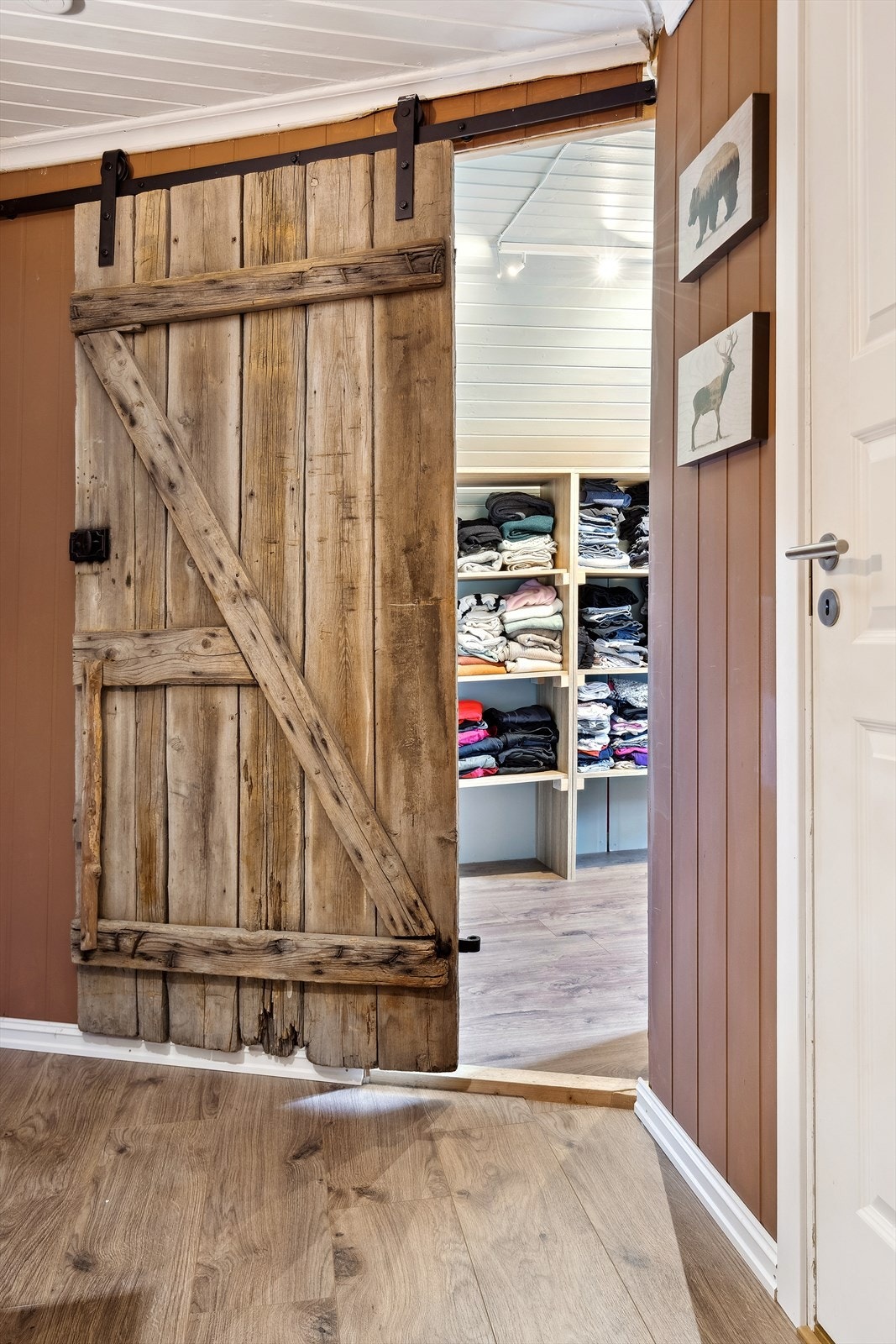 I 2. etasje er det et omkledningsrom fra gang. Galleribilde