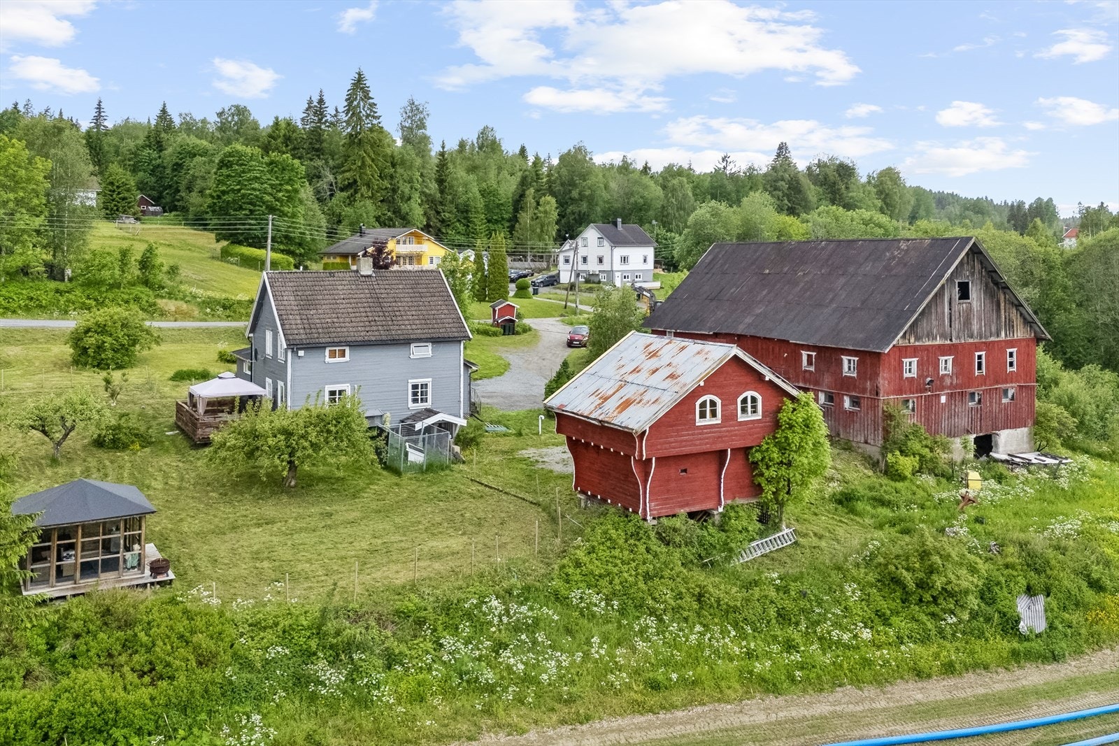 På eiendommen er en låve og stabbur, perfekt for småbruksdrømmen! Galleribilde