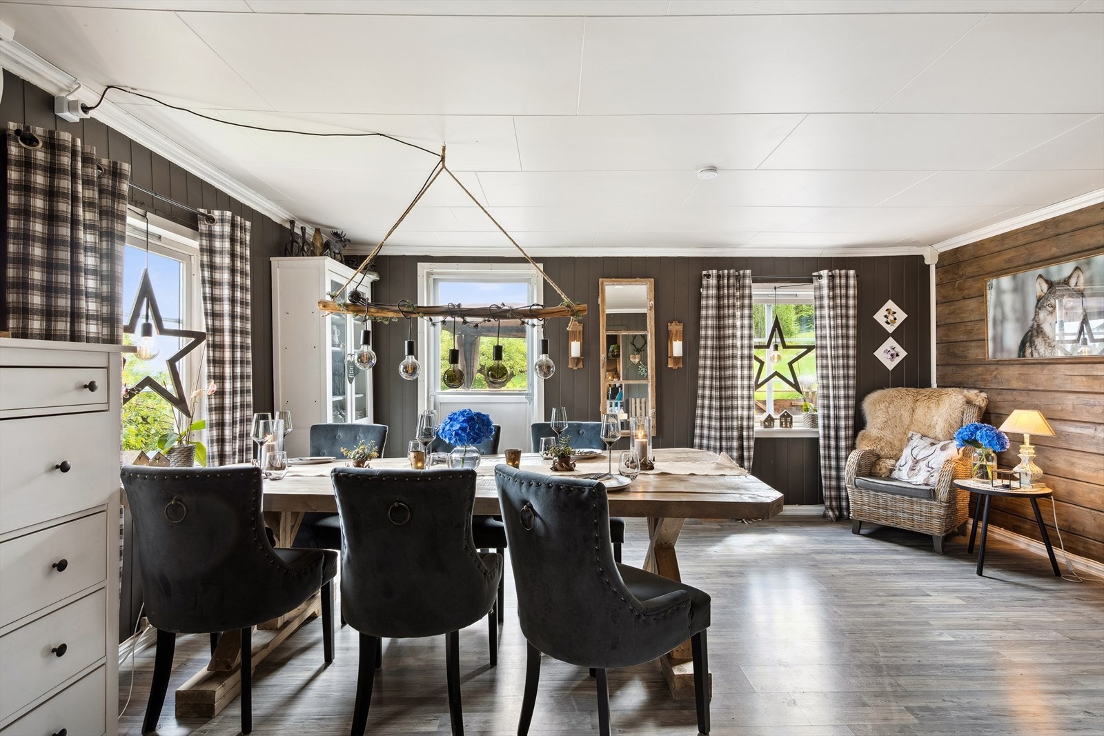 Spisestuen har god tilgang på lys fra flere vinduer. Galleribilde