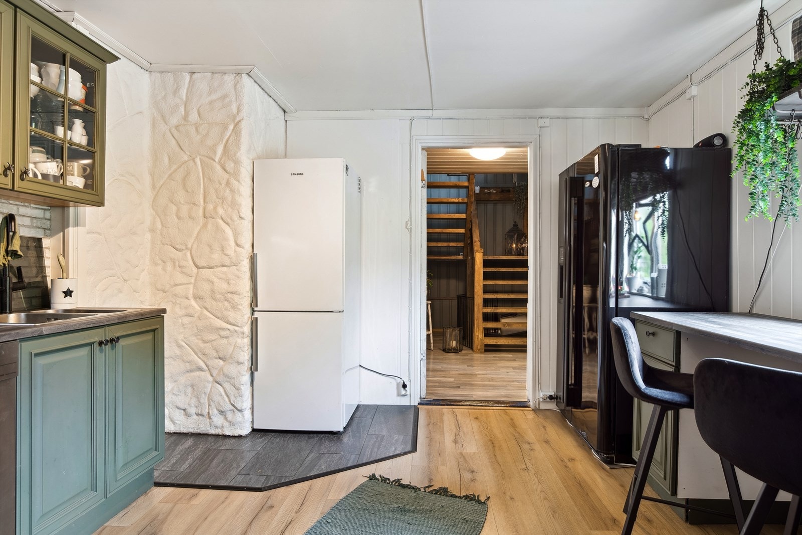 Fra gang er det enkel adkomst til boligens kjøkken. Galleribilde