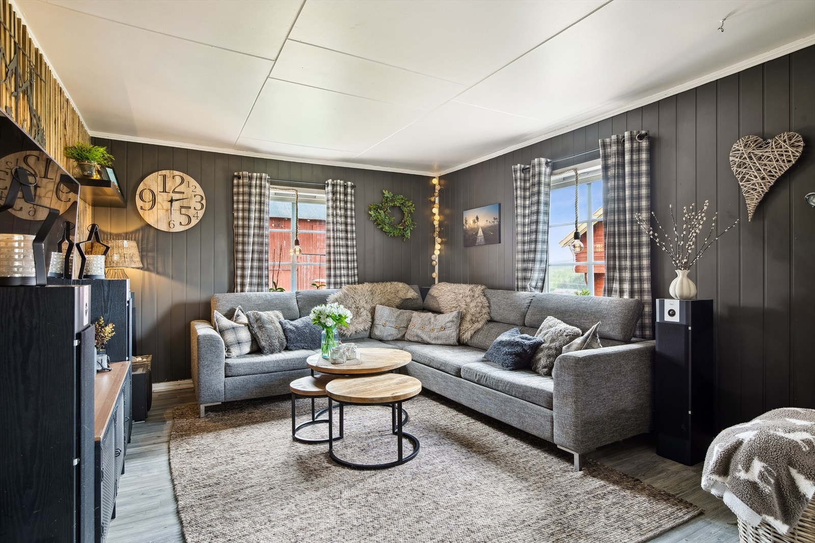 Romslig stue med god plass til sofamøblement og TV-bord. Galleribilde