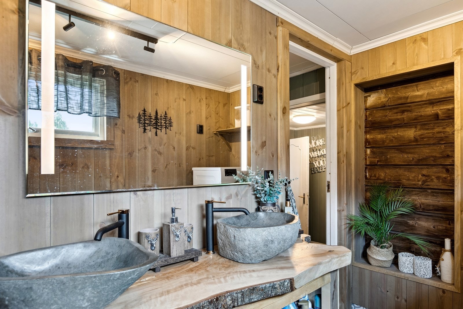 Over servant er det speil med belysning. Galleribilde