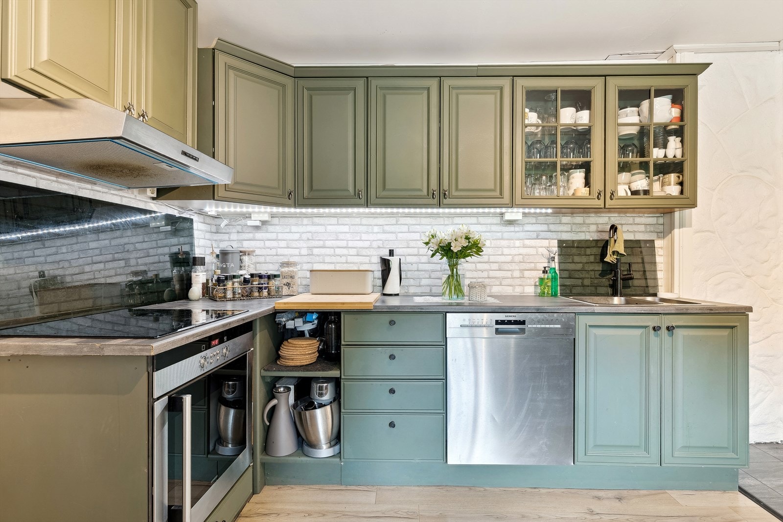 Grønt profilert kjøkkeninnredning med laminert benkeplate. Galleribilde