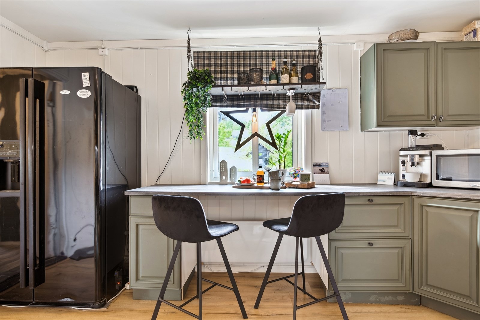 Kjøkkenet har en flott bar løsning med utsikt. Avsatt plass i innredningen til kjøle-/fryseskap. Galleribilde