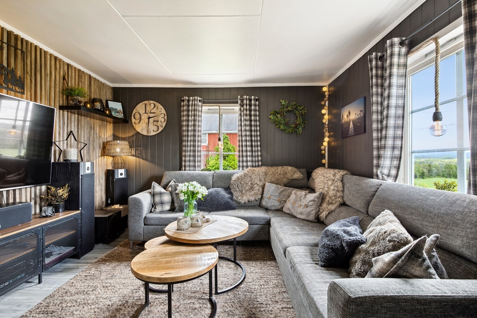 Stuen har god tilgang på naturlig lys fra flere vinduer. Galleribilde