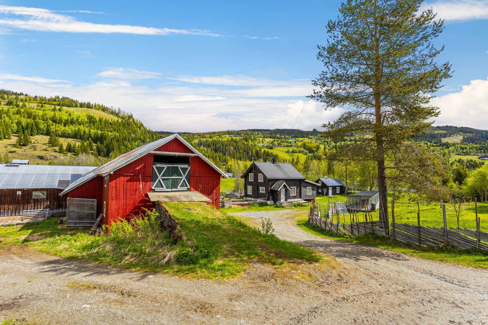 låve med fjøs Galleribilde