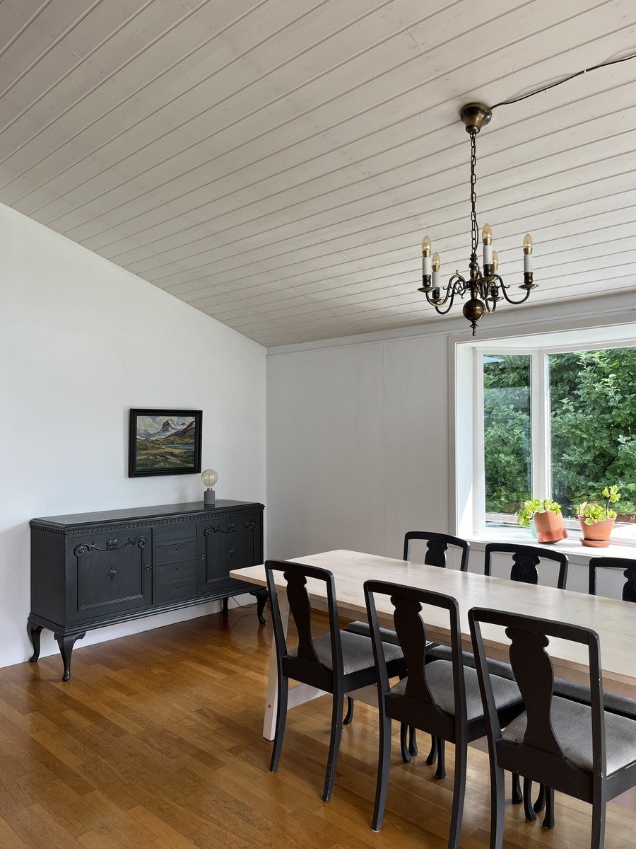 Felles stue med stort spisebord Galleribilde