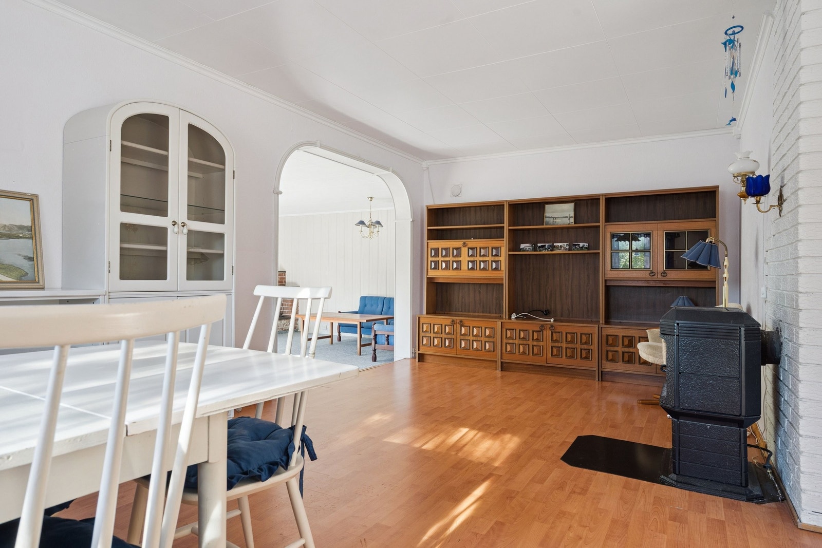 Spisestue/tvstue med fyringsovn. Galleribilde
