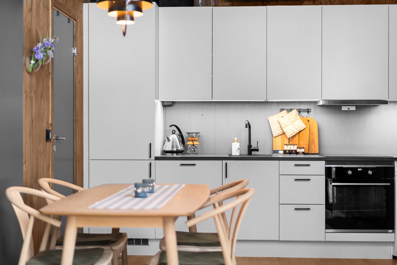 Stilrent kjøkken med hvite fronter og god benkeplass for matlaging. Galleribilde