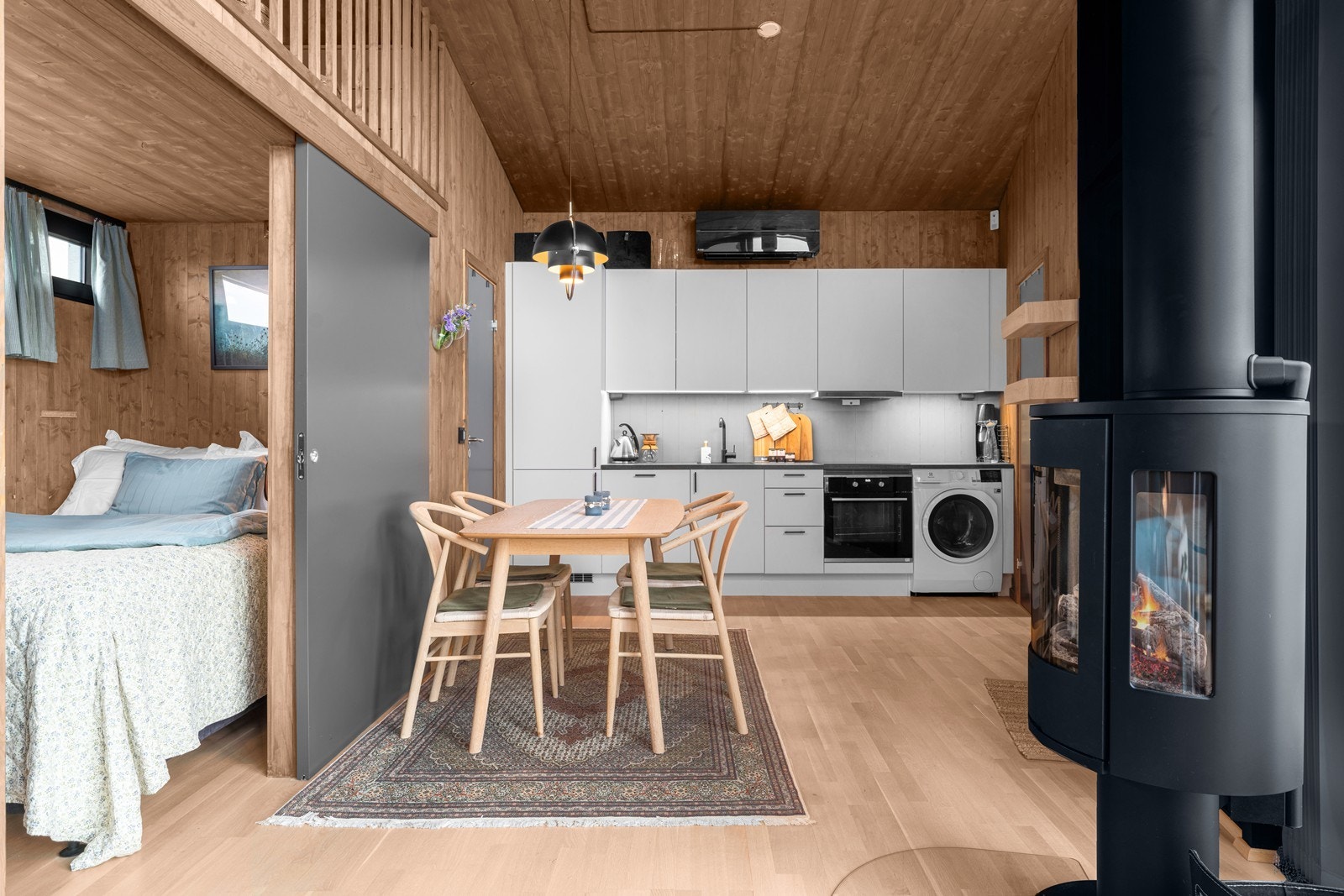 Kjøkken og spiseplass med åpen løsning, praktisk og romslig. Galleribilde