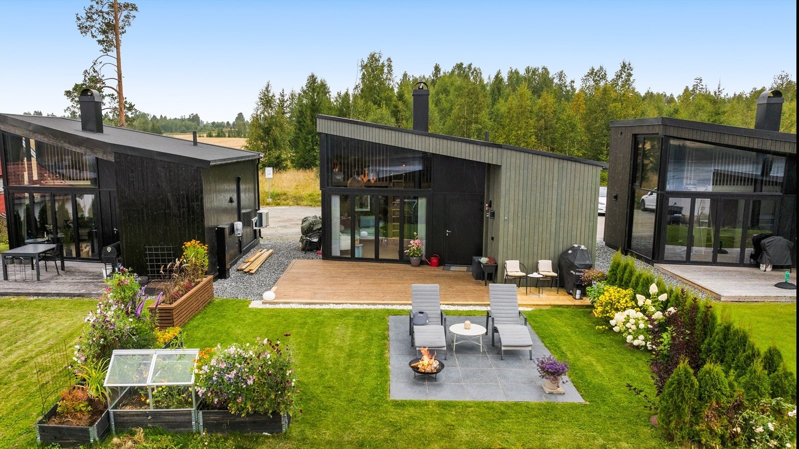 Uteområde med sittegruppe og blomsterbed, perfekt for avslapning og sosiale sammenkomster. Galleribilde